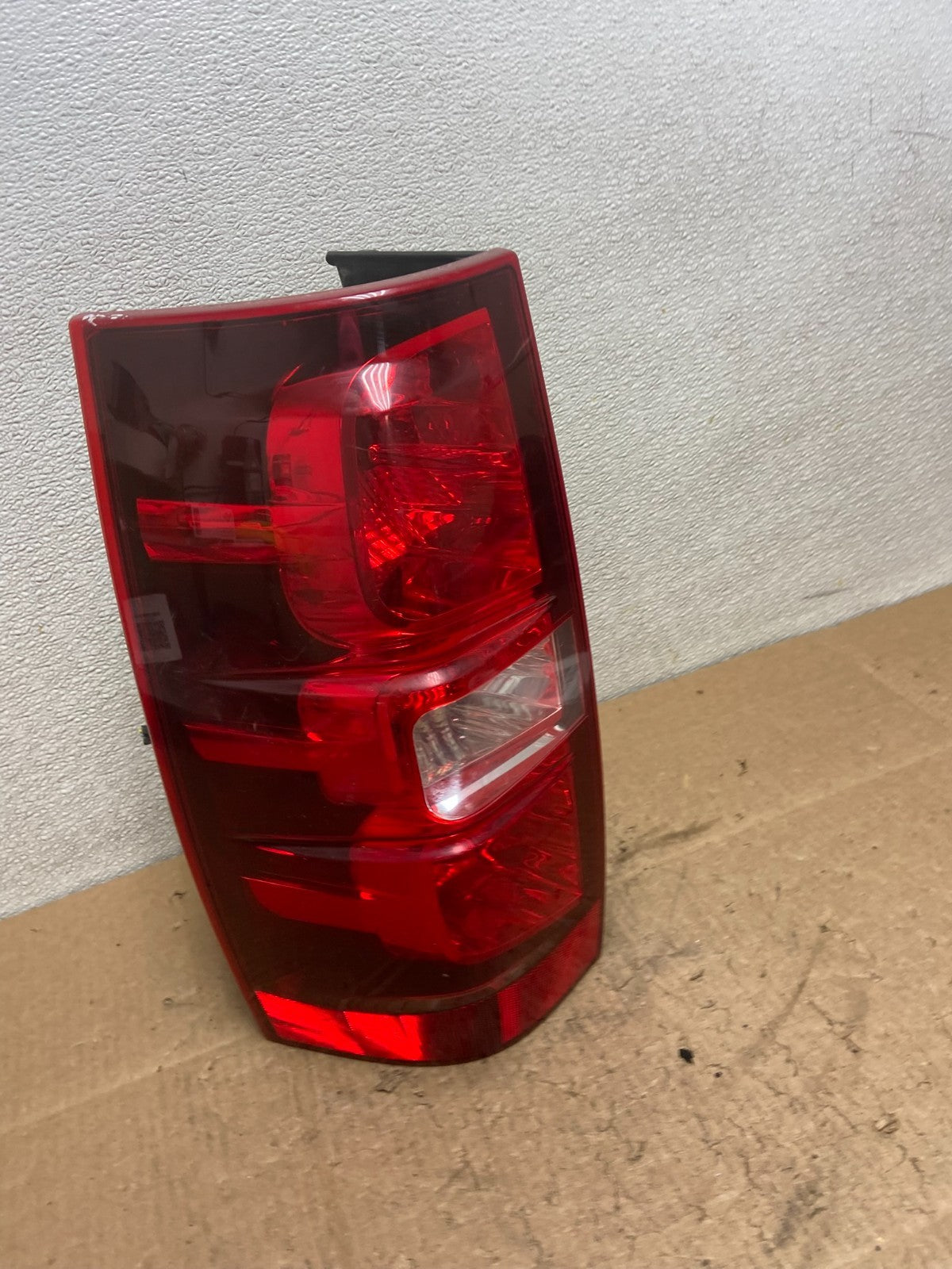 2008-2014 Chevrolet Tahoe Suburban Driver Lh Left Side Tail Light Y9214 DW2