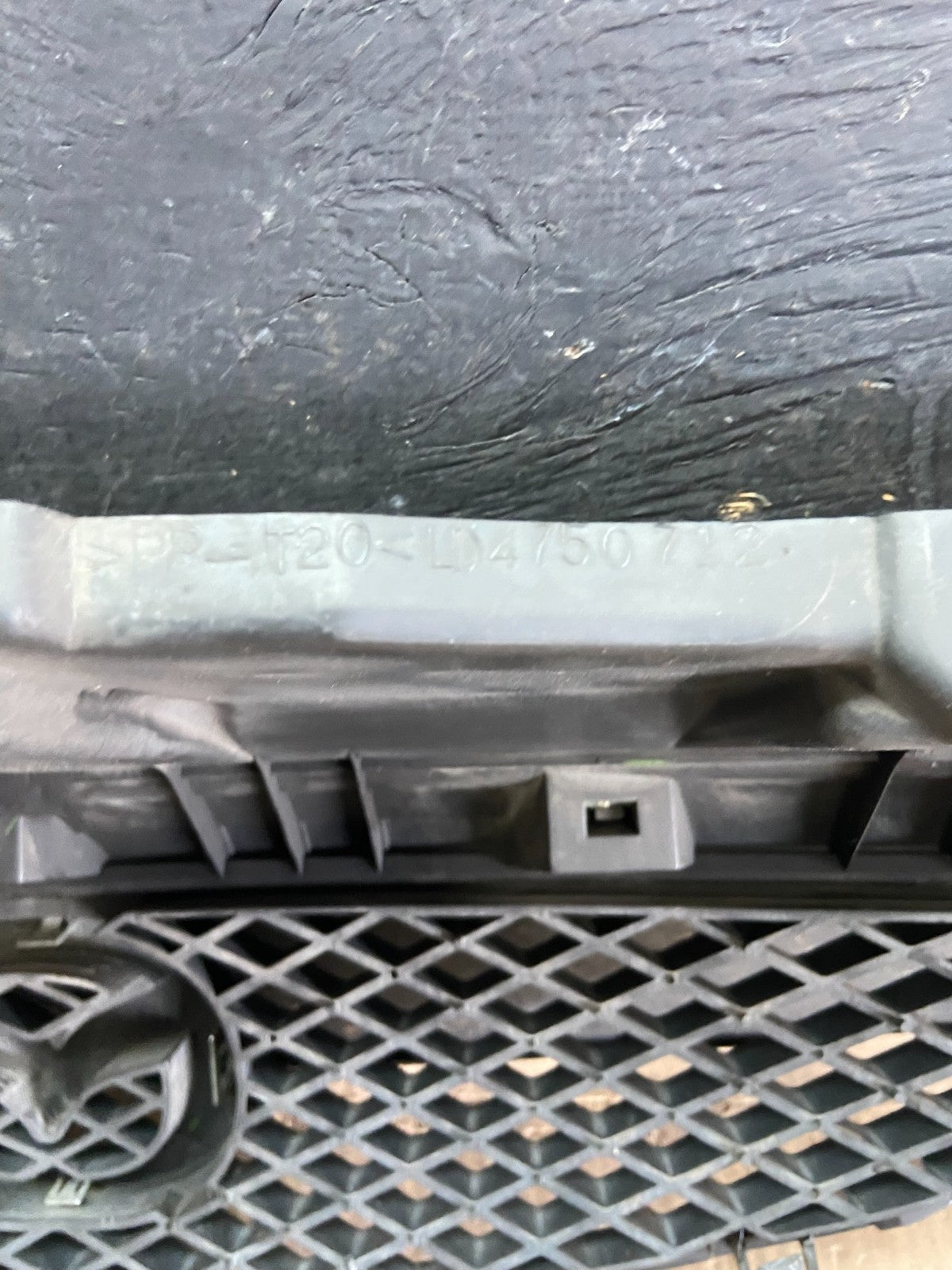 2002 2003 Mazda MPV Front Upper Grille Grill Oem p3936 DG8