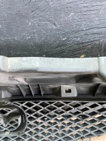 2002 2003 Mazda MPV Front Upper Grille Grill Oem p3936 DG8