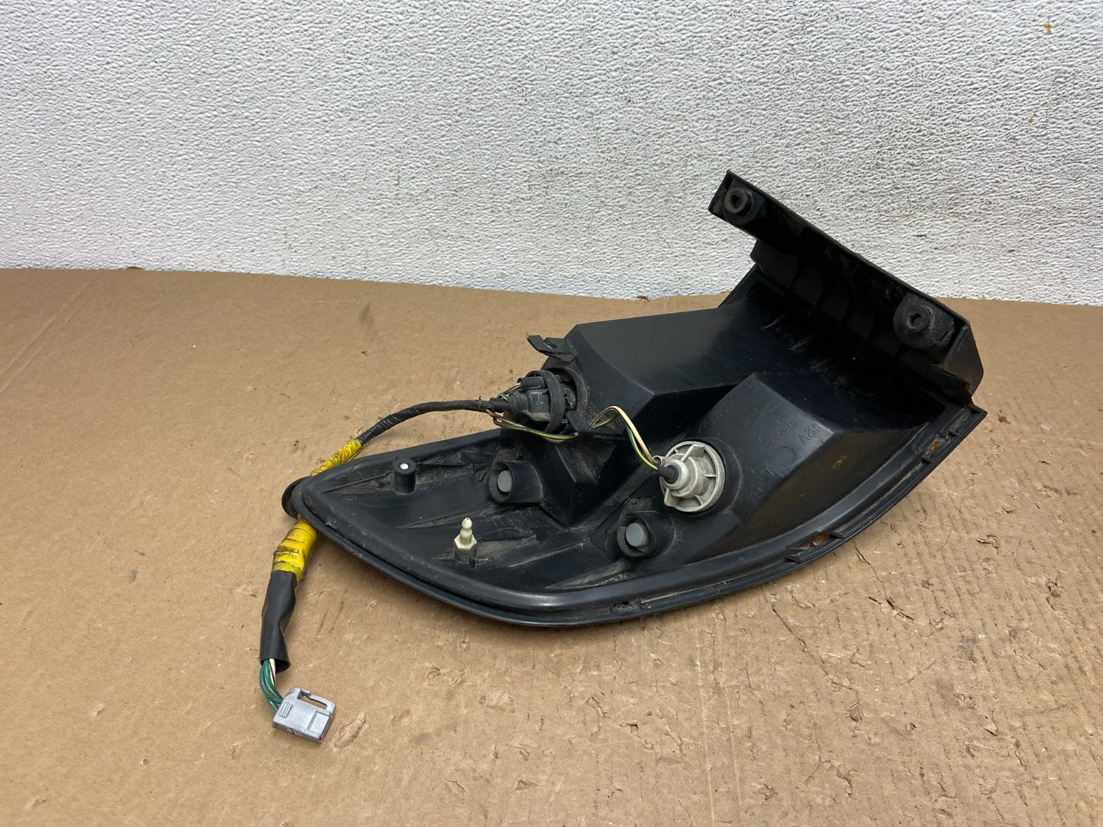 1998 1999 2000 Toyota Sienna Left Driver Tail light AD8780 DG5