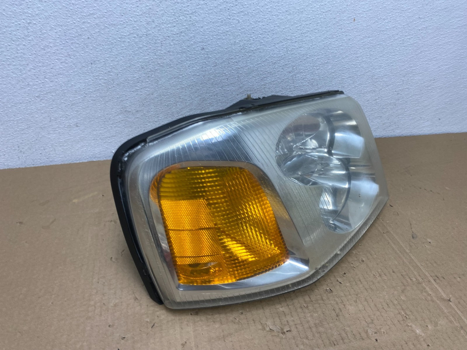 2002 to 2009 Gmc Envoy Right Passenger RH Side Headlight Halogen AC3849 DW2