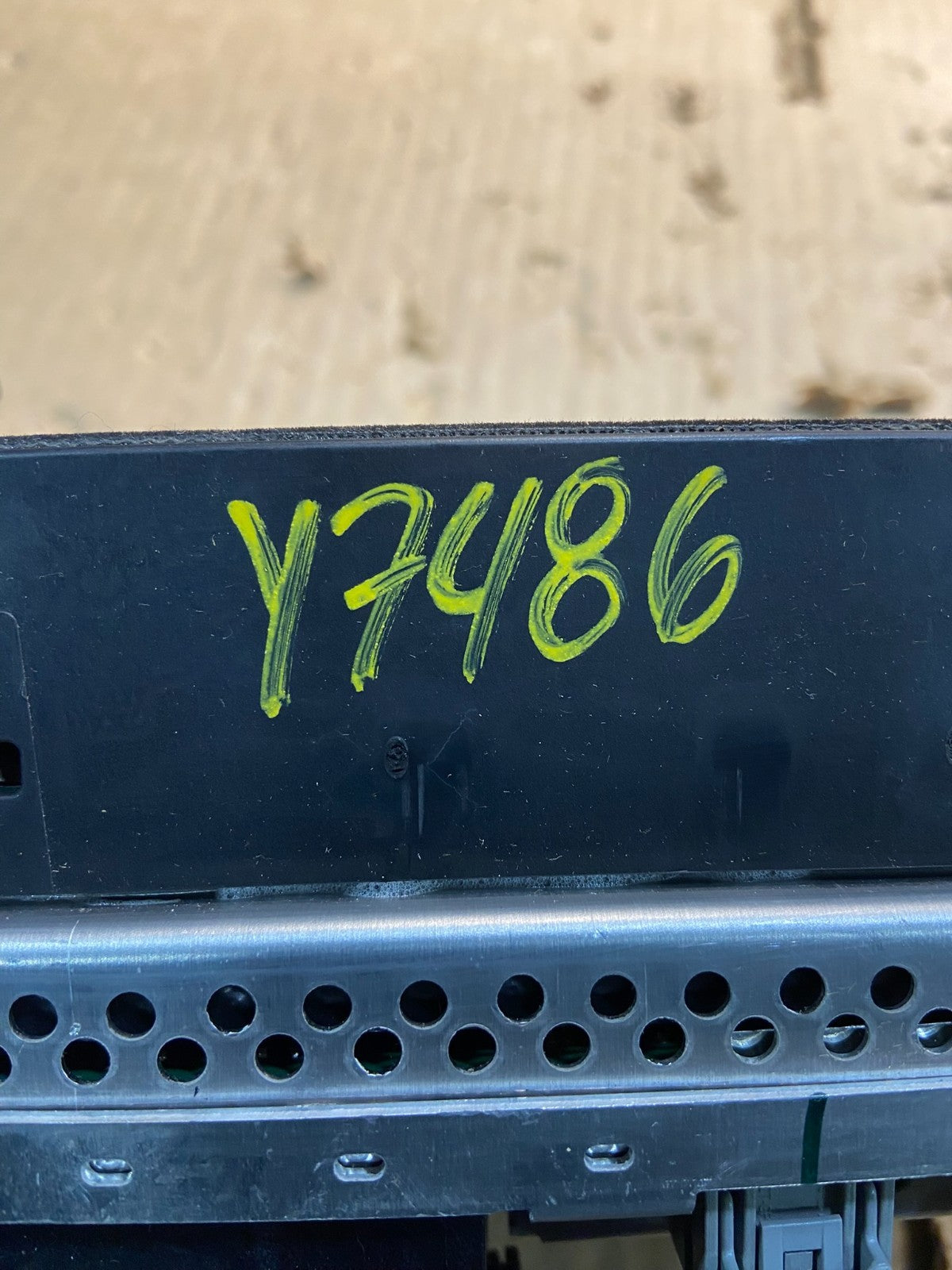 2015 to 2017 Chrysler 200 Radio Receiver Display Screen Player Y7486 DG8