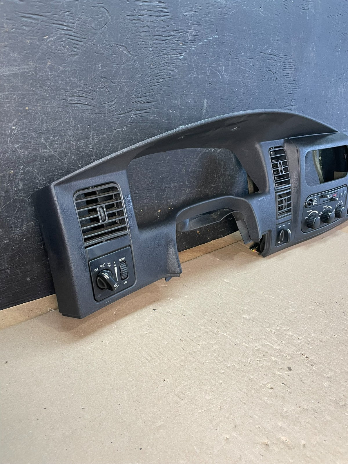 2001 - 2004 Dodge Durango Speedometer Climate Control Bezel Trim AE3340 DG2
