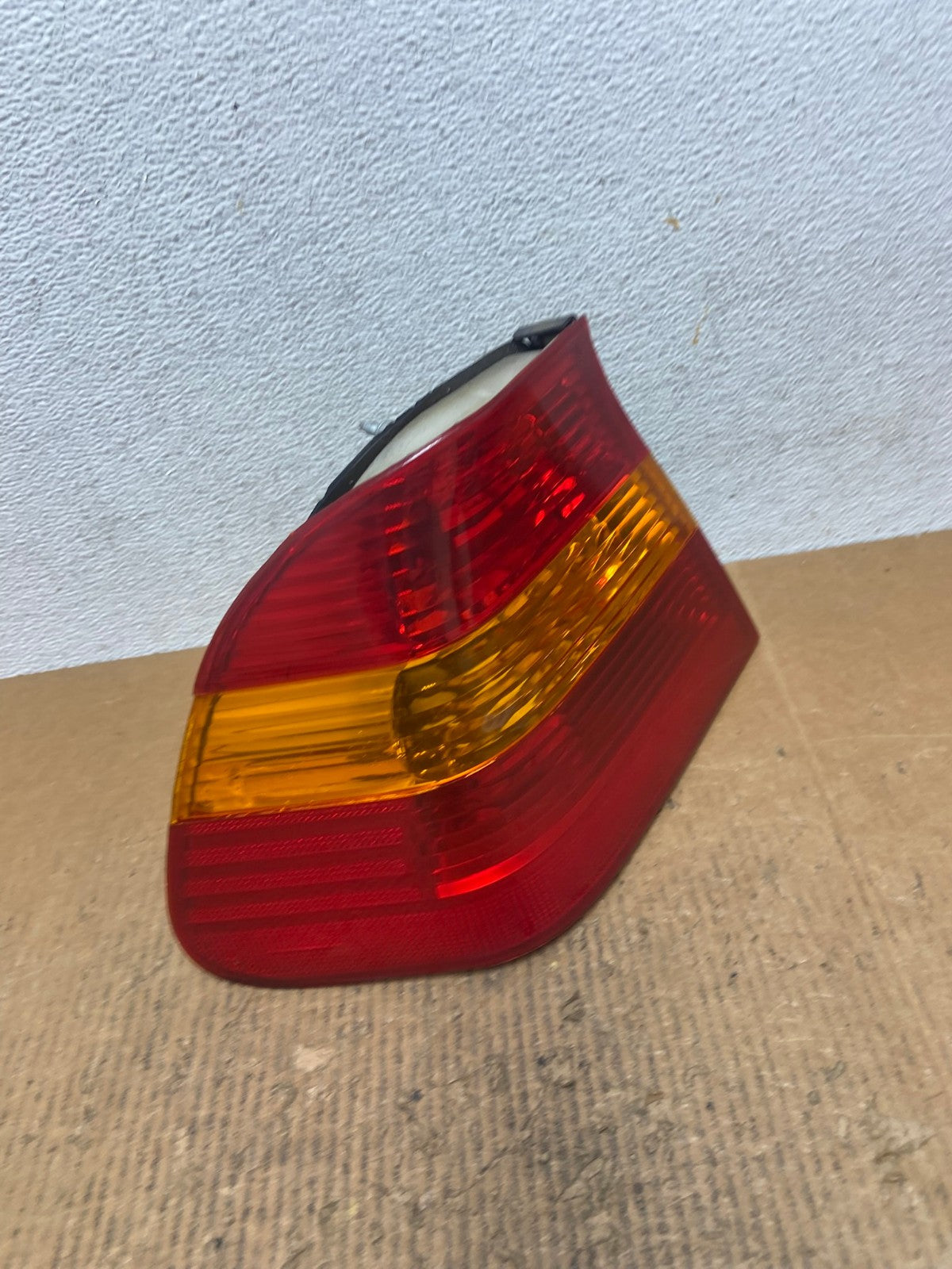 2002 - 2005 BMW 3 E46 Series Left Driver Side Lh Tail Light AE2606 LK2