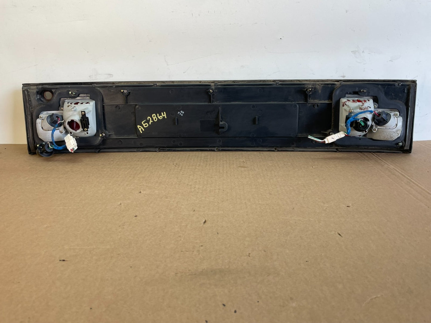 1992 1993 1994 Toyota Camry Center Trunk Rear Tail Light AG2864 DG3