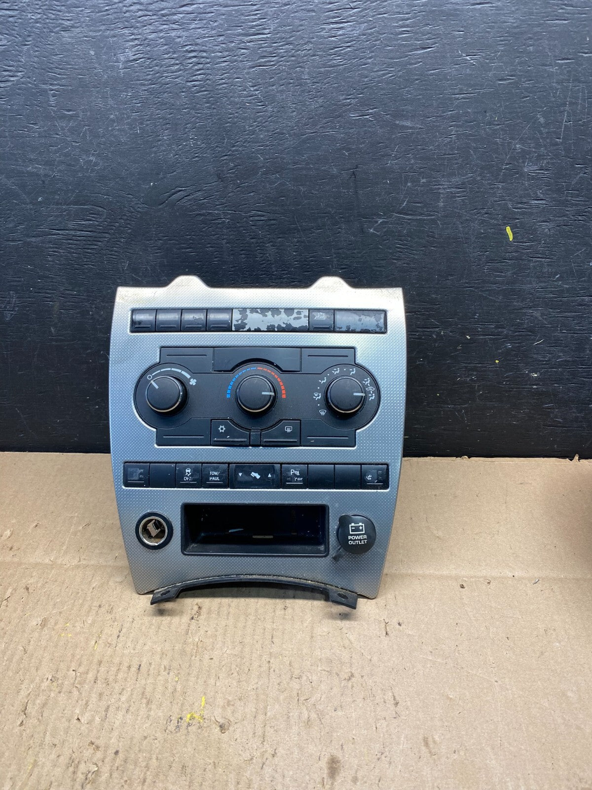 2005 to 2007 Jeep Commander Grand Cherokee A/C Climate Control Bezel M6553 DG0