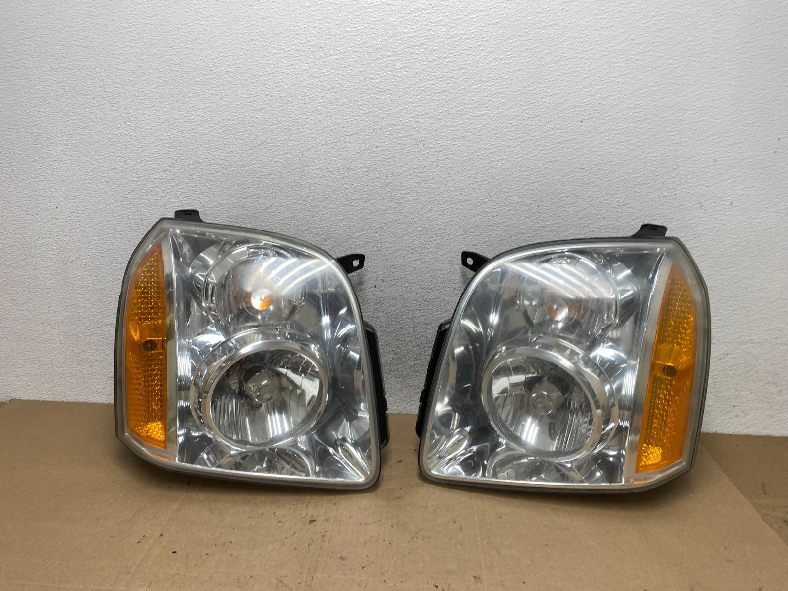 2007 - 2014 GMC Yukon Halogen Headlights Left+Right Side Set AE5978 DW0