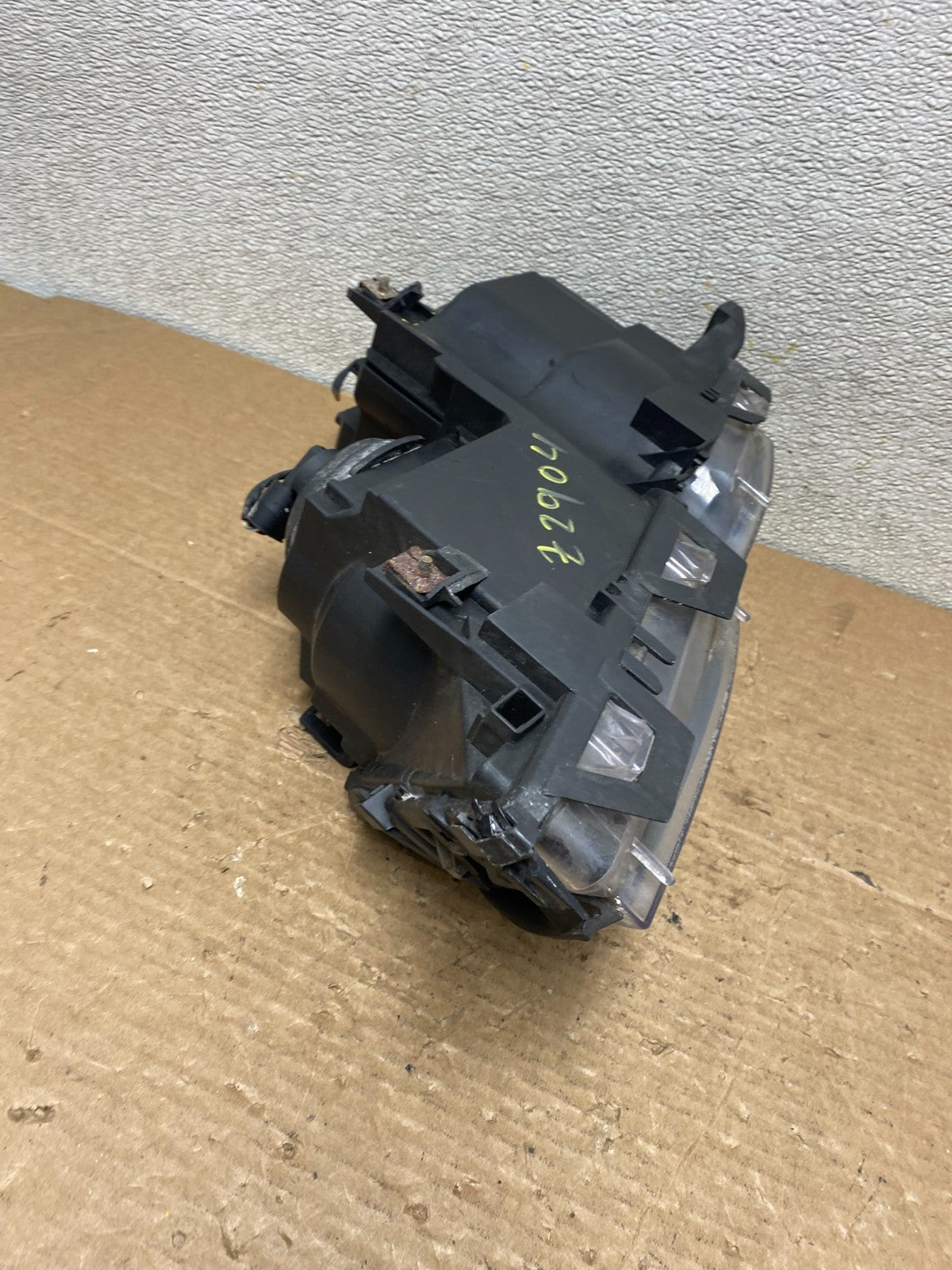 2002 to 2005 BMW 3 E46 Sedan Right Passenger RH Halogen TYC Headlight Z2904 DW9