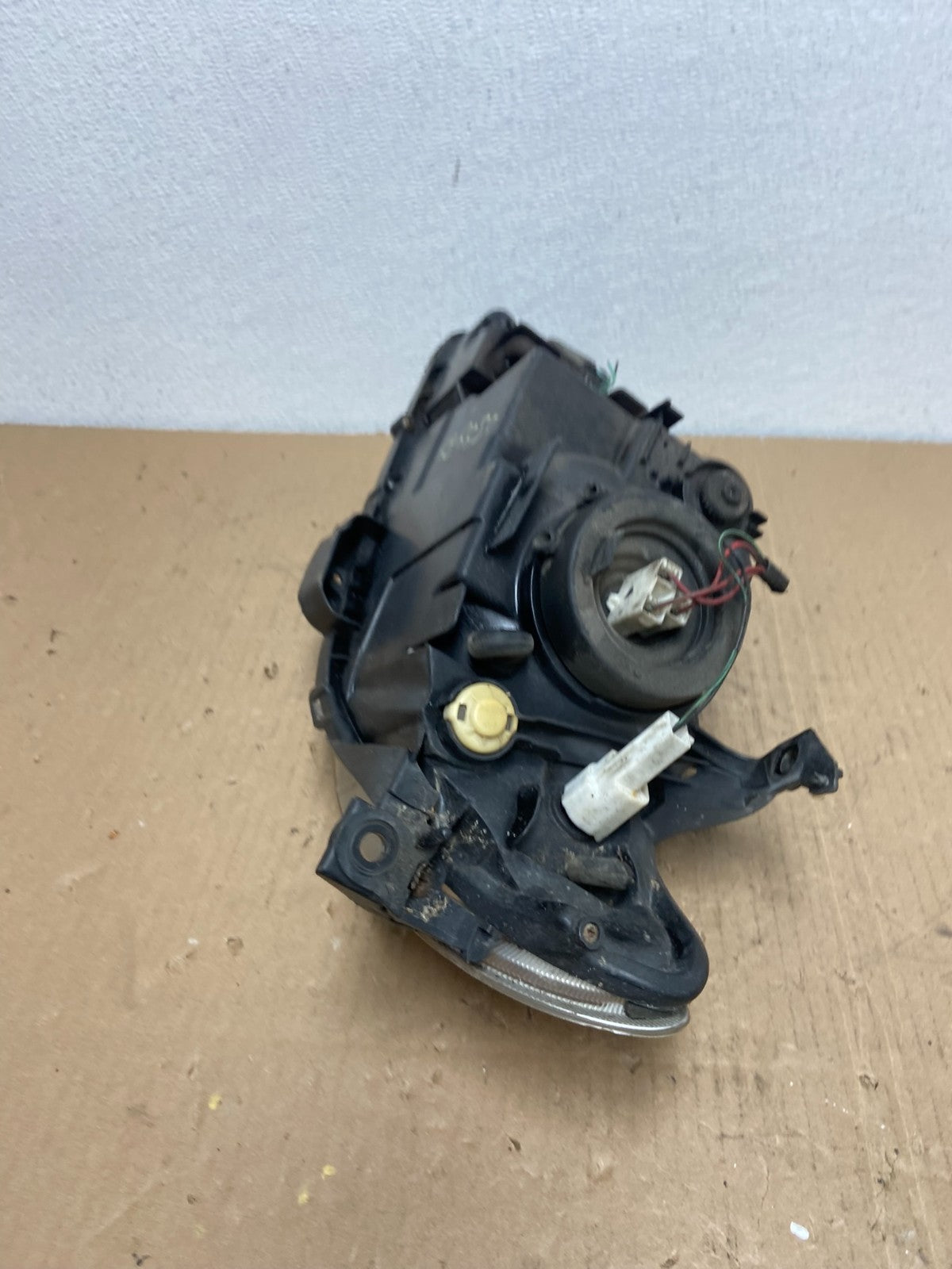 2001 to 2003 Mazda Protege Right Passenger RH Side Headlight OEM AB6650 DW6