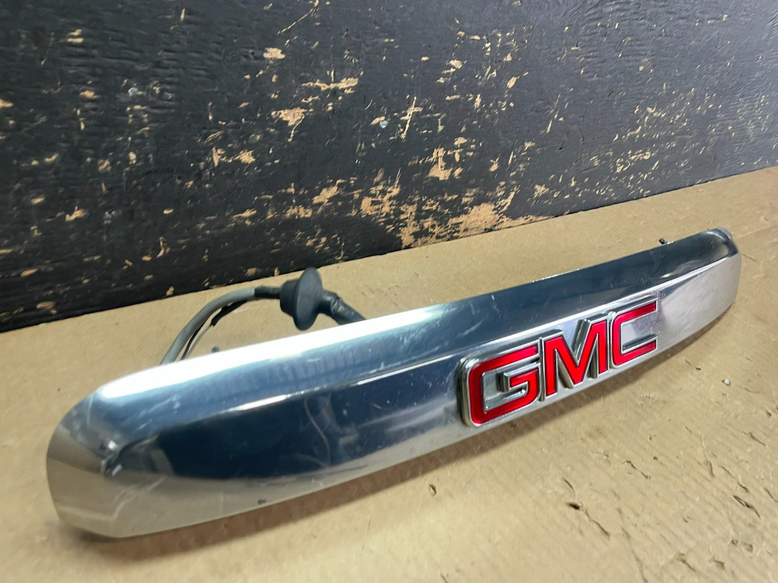 2007-2012 GMC Acadia Chrome Tailgate Rear Finish Molding Back W/Camera AB3201 DG1