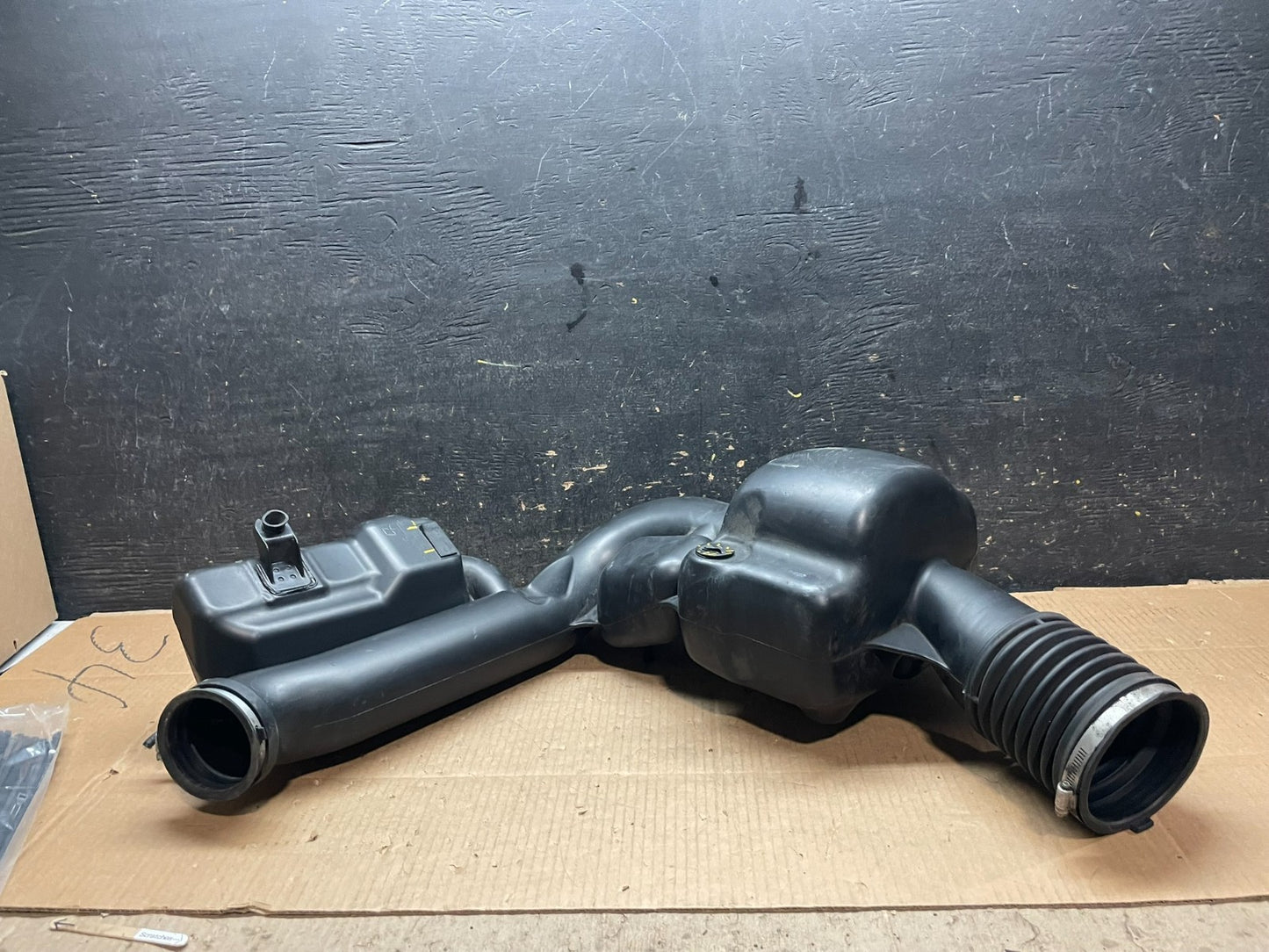 2011 - 2013 Dodge Durango 3.6L Resonator Air Intake Tube Y1797 DG8