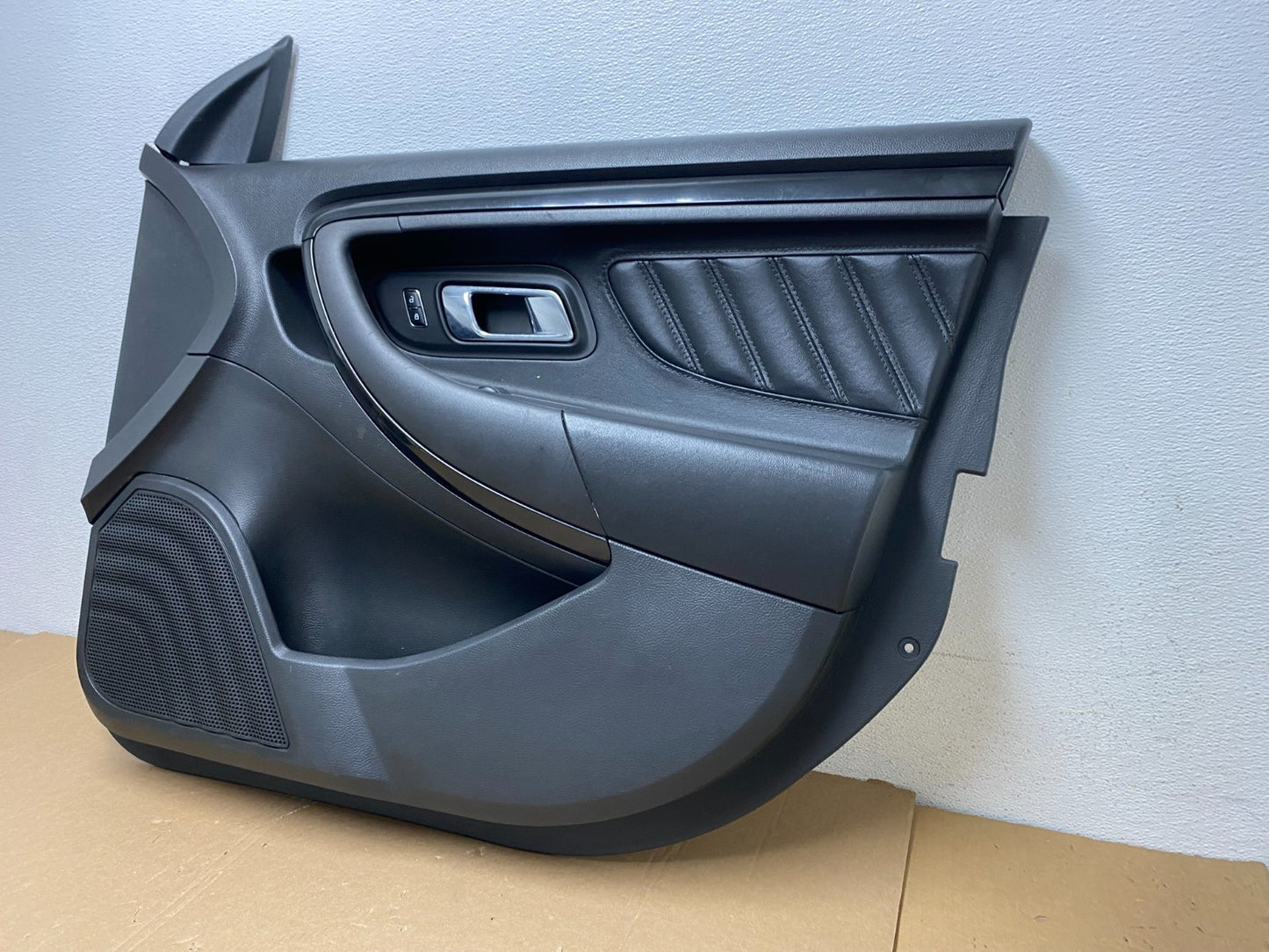 2013 - 2019 Ford Taurus Front Right Passenger Side Door Trim Panel AD7866 DW1