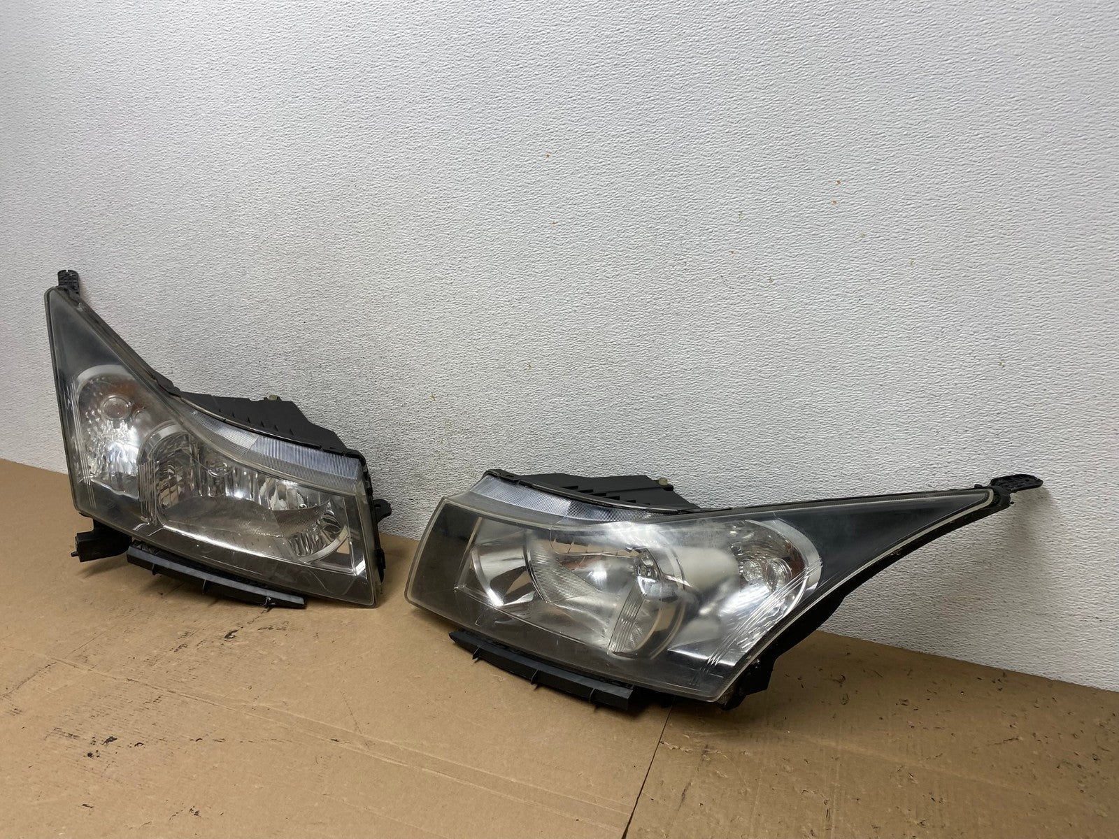 2011 to 2015 Chevrolet Cruze Halogen Left+Right Set Headlights AF4476 LK1