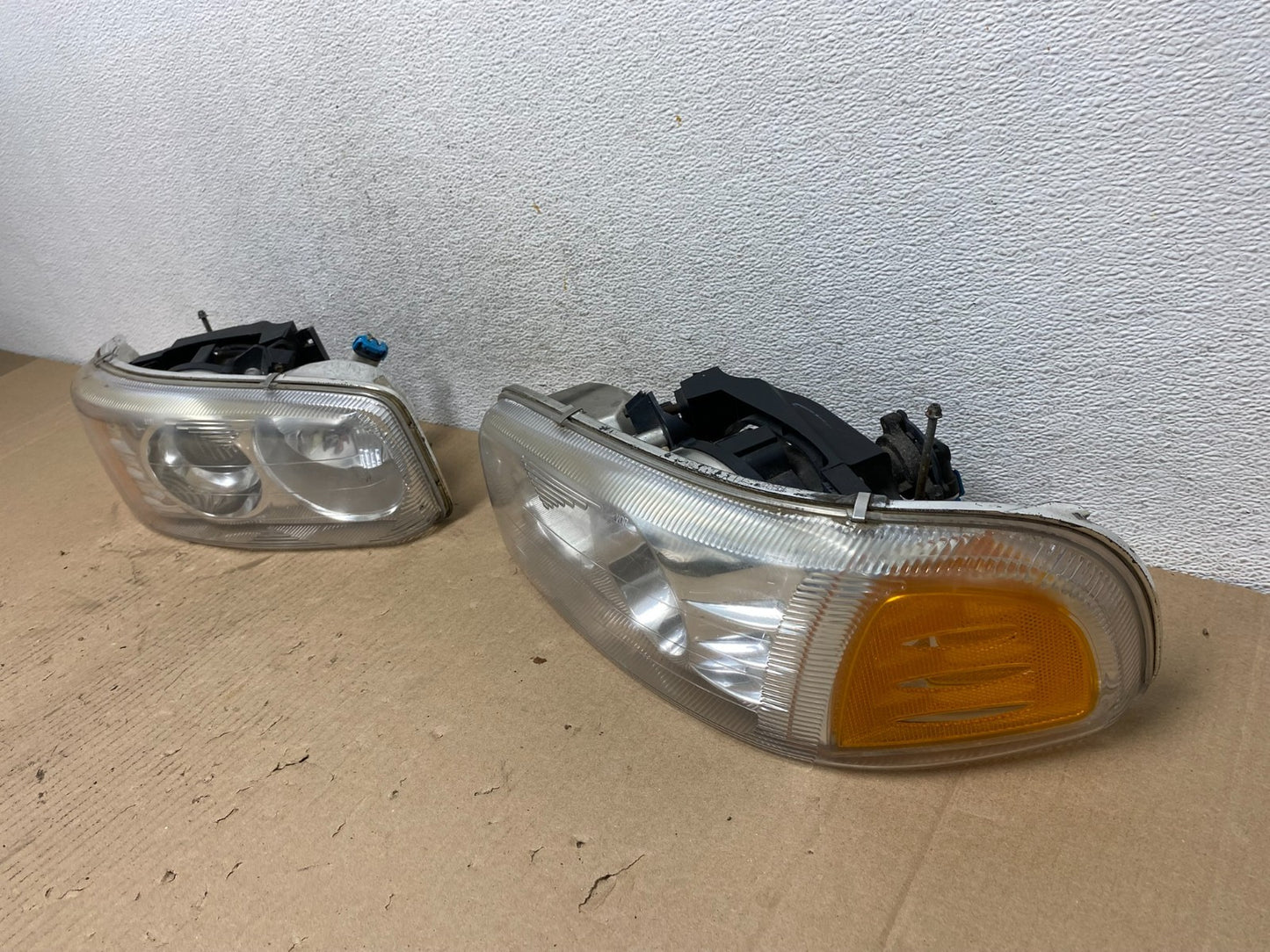 2001 - 2006 GMC Yukon Halogen Left+Right Side Set Headlights af3150 DG1