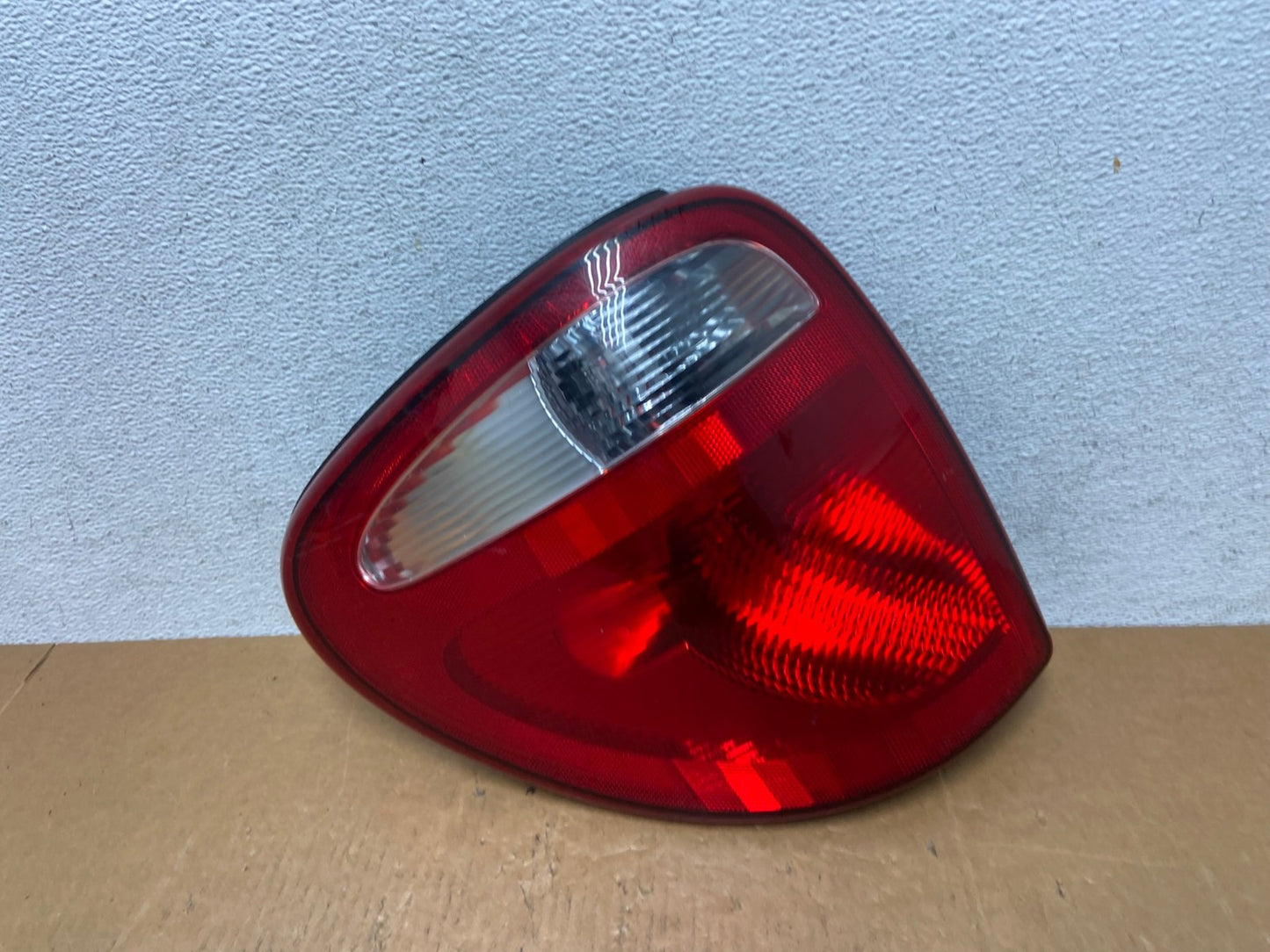 2004 to 2007 Dodge Grand Caravan Left Driver Lh Tail Light AE1337 LK0