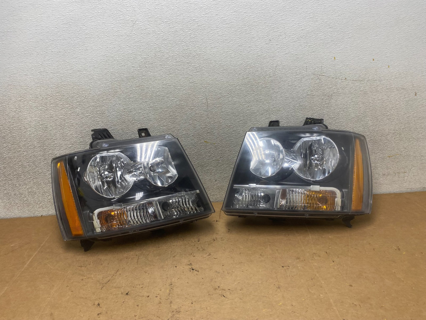 2007 to 2013 Chevrolet Suburban Tahoe Left+Right Set Headlights X5541 DW0