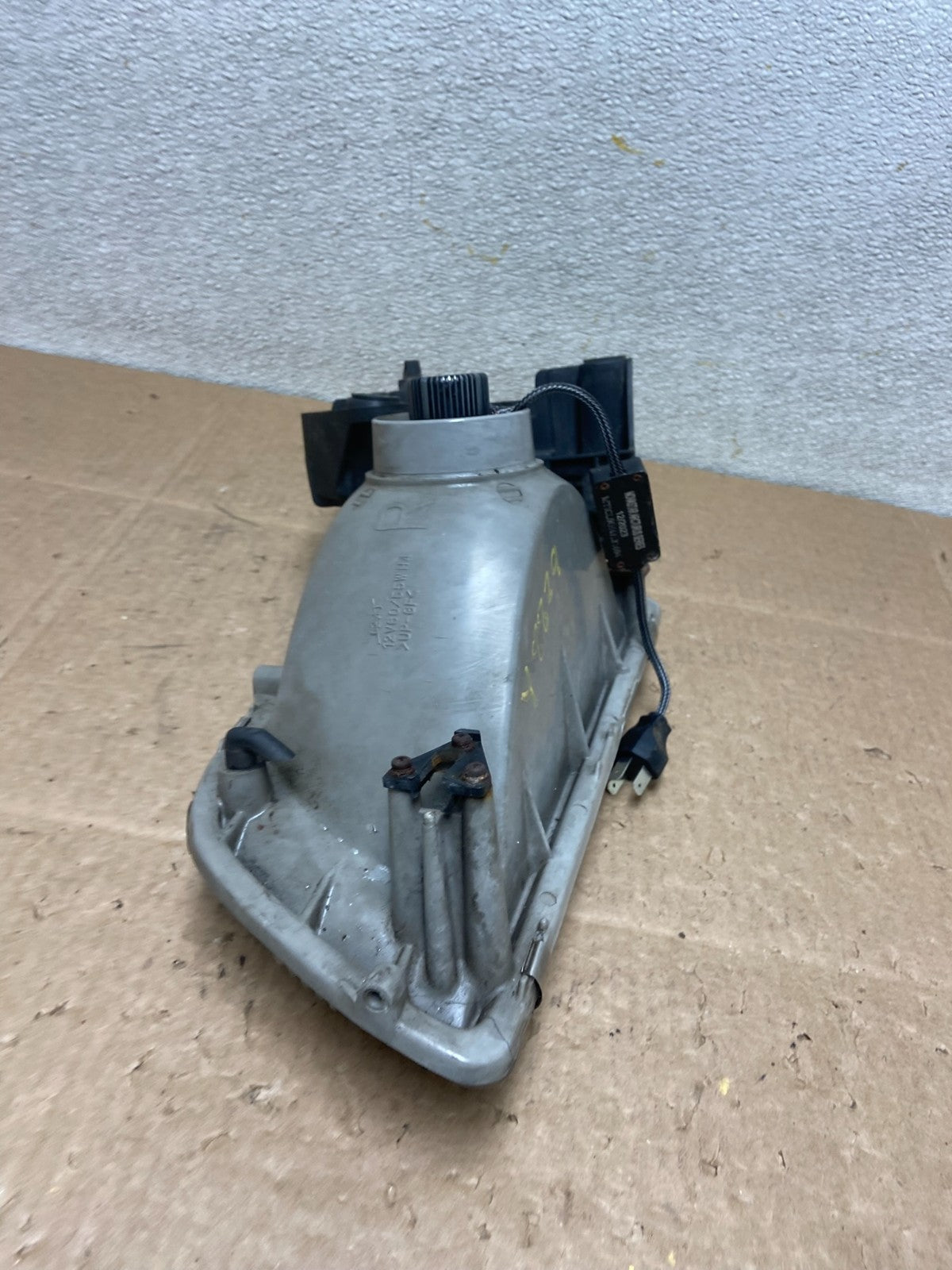 1996 to 1998 Mazda MPV Right Passenger RH Headlight OEM Y8829 DW8