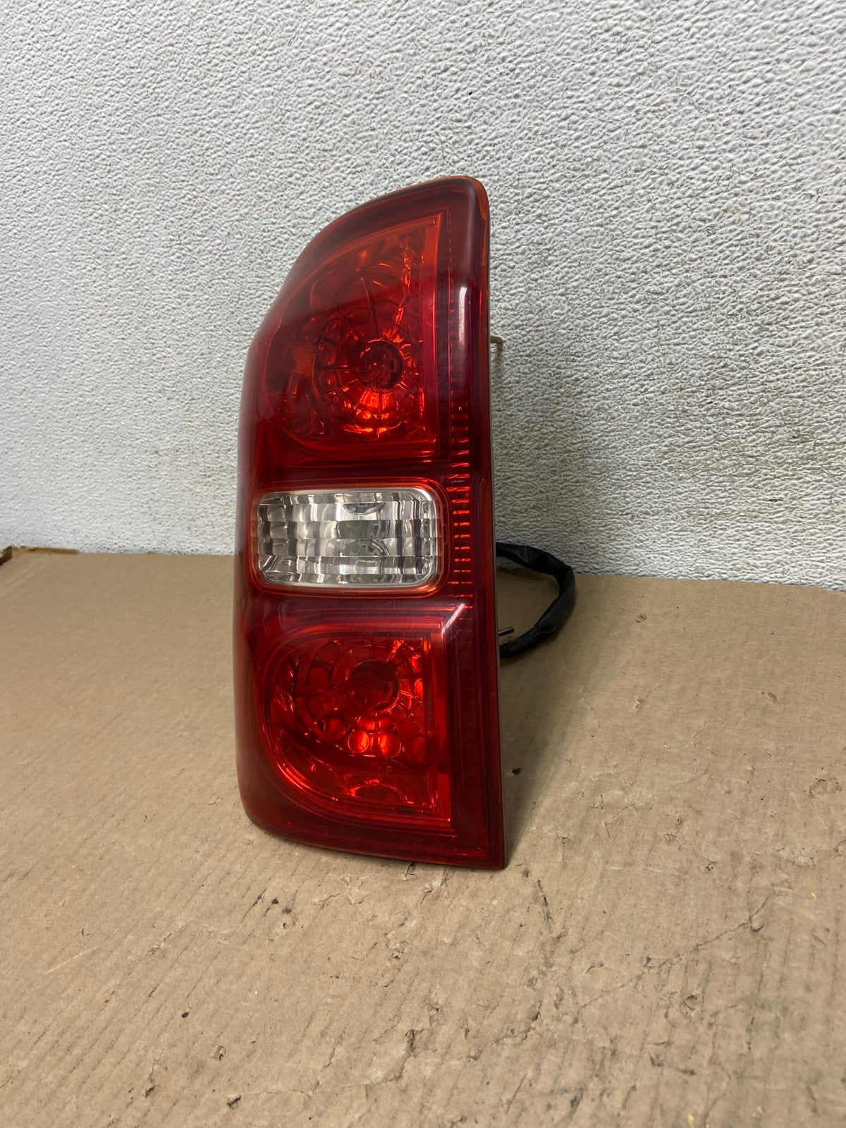 2004 2005 Toyota RAV4 Left Driver LH Side Tail Light AG8032 LK2