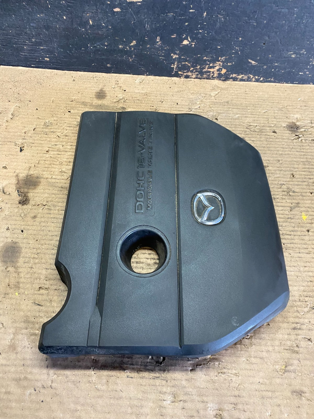 2004 to 2008 Mazda 3 DOHC 16 VALVE Engine Shield Top Cover Oem s5898 DG13