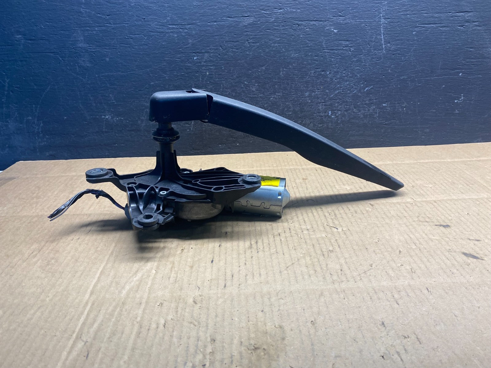 2011 to 2019 Ford Explorer Rear Windshield Wiper Motor AD5076 DG1