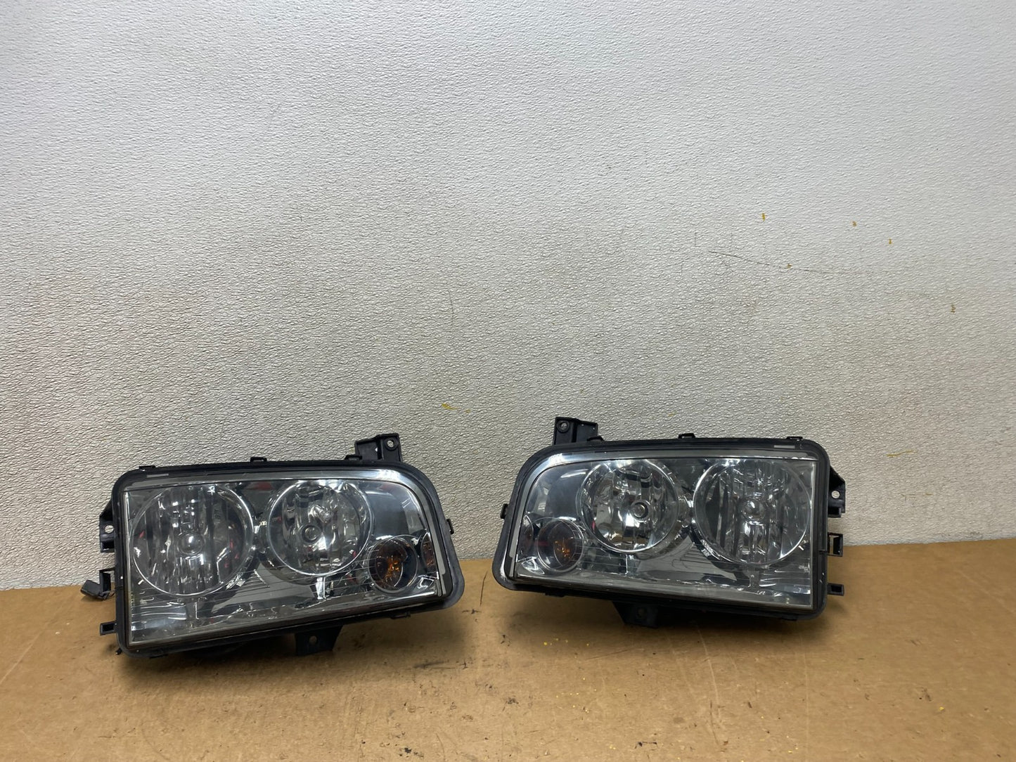2007 to 2010 Dodge Charger Left+Right Set Side Headlights X7185 DW0