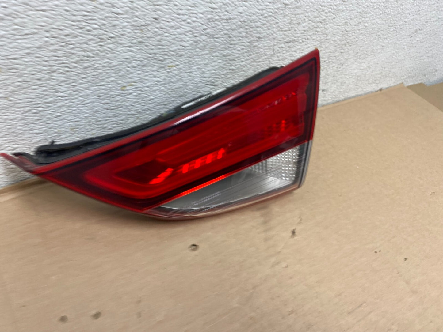 2015 to 2017 Chrysler 200 Sedan Right Passenger  Inner Tail Light Oem j4419 DG2