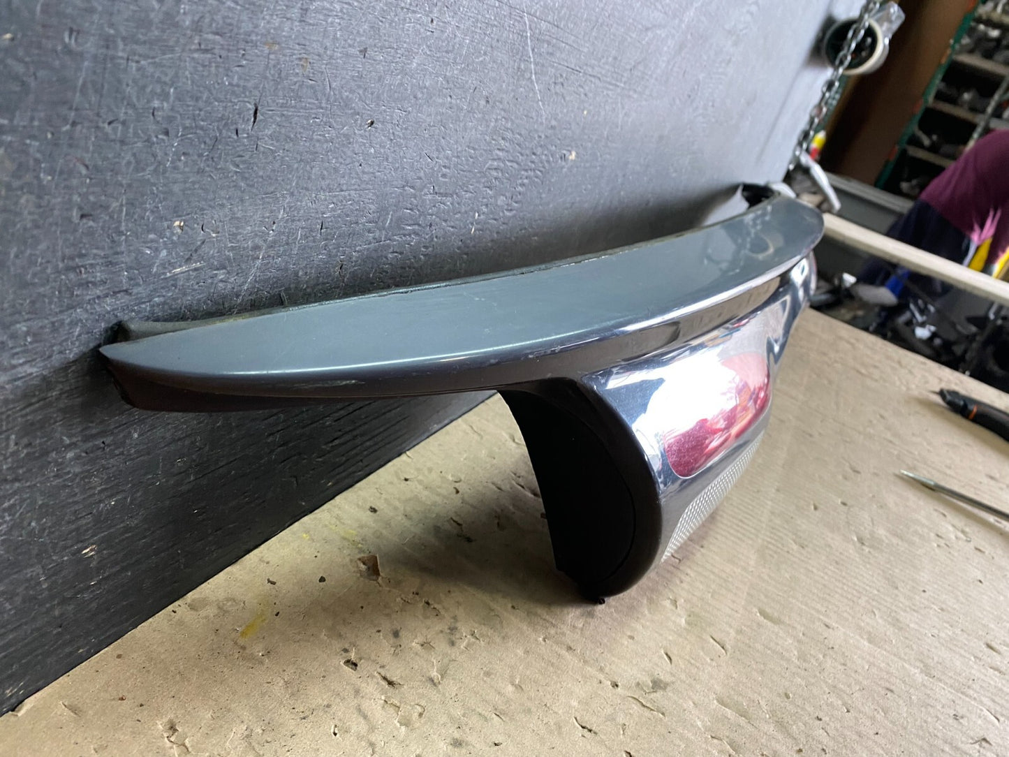 2000 to 2002 Ford Taurus Sedan Trunk Rear Center Lid Tail Light Panel i7989 DG2