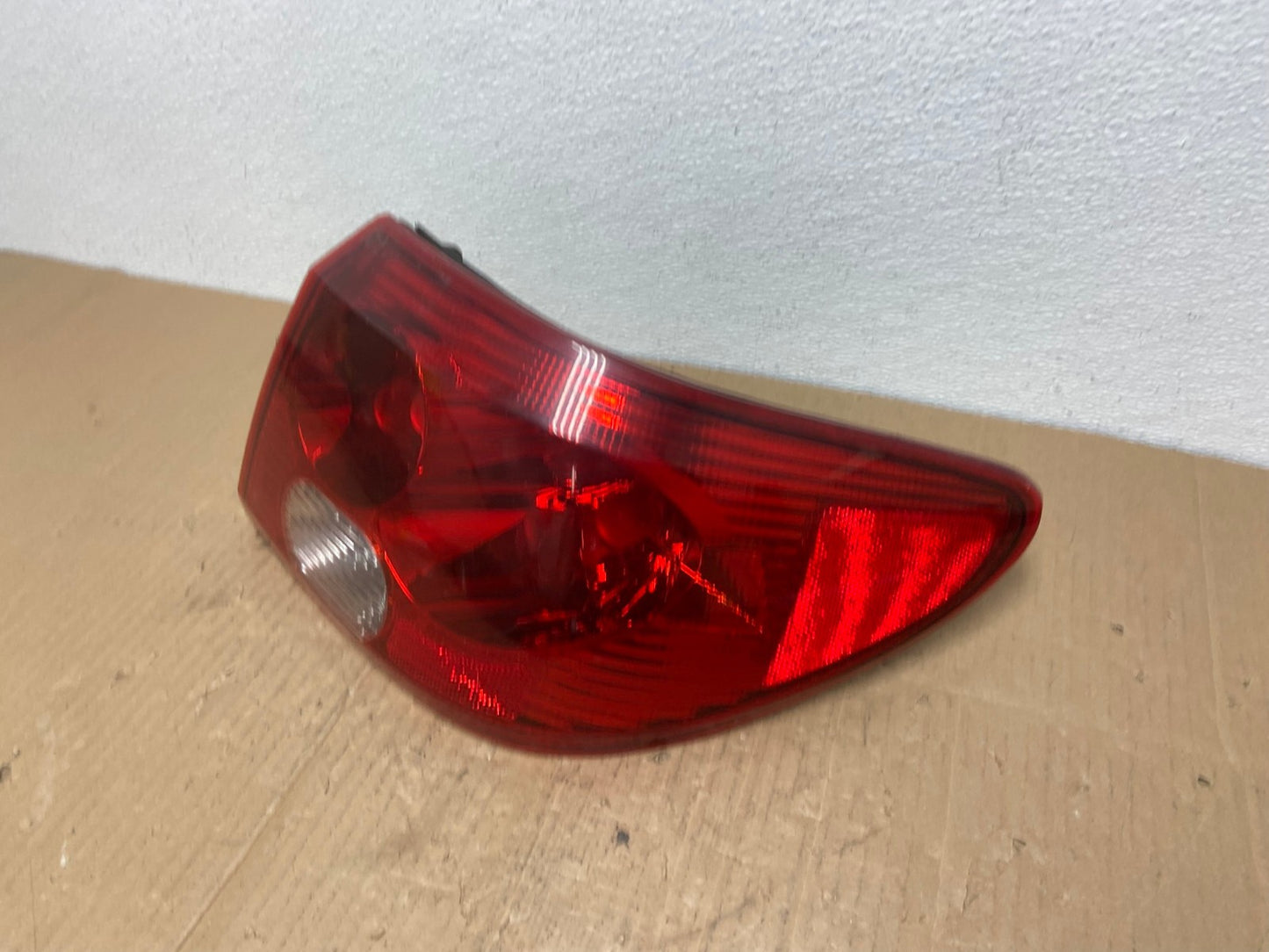 2003 2004 2005 Saturn L L200 L300 Sedan Right Passenger Tail Light Oem AB8305 LK1