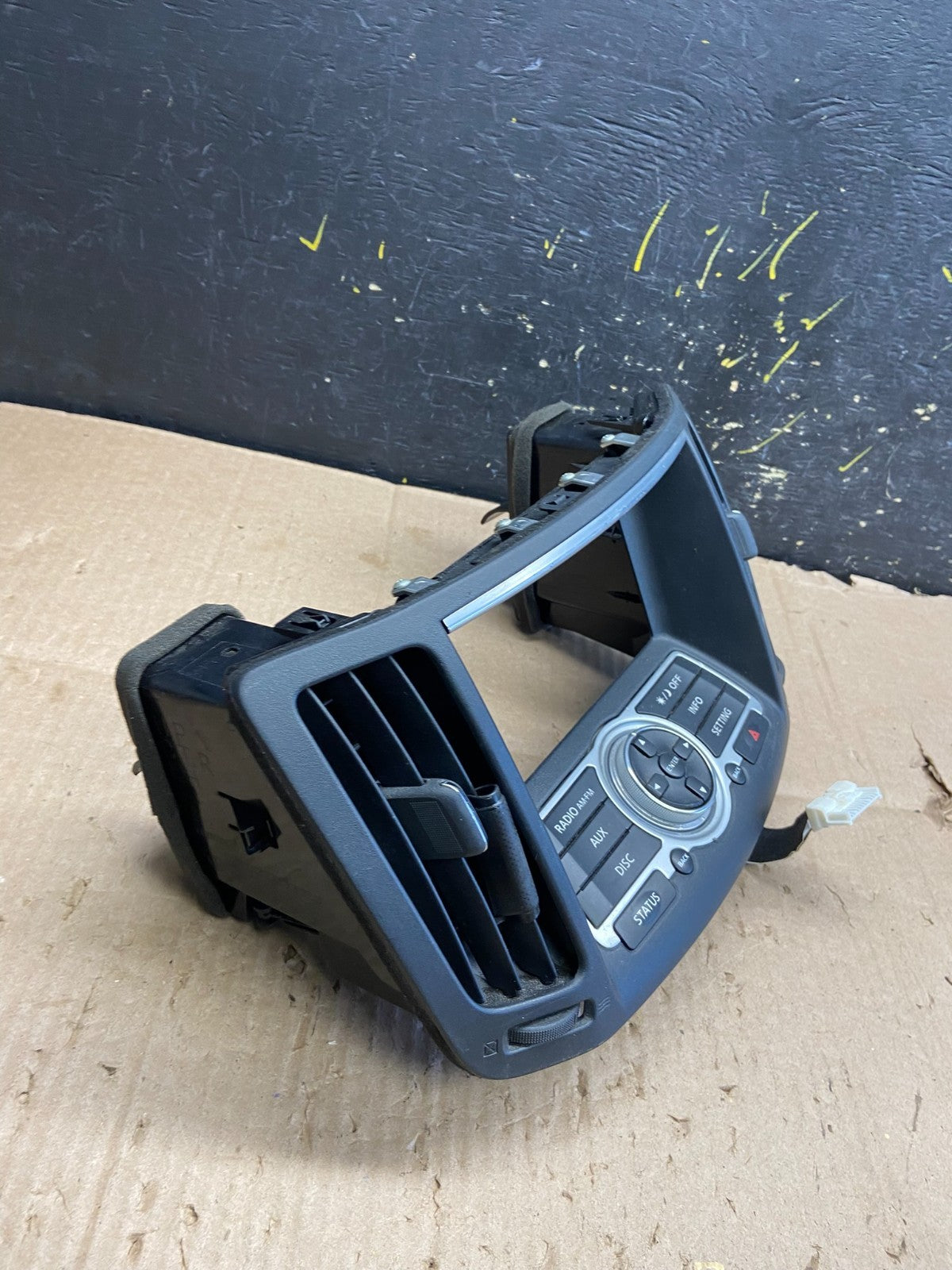2008 to 2012 Infiniti G35 G37 Radio Player Climate Control Panel Bezel y5317 DG1
