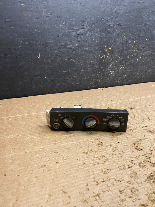 2001 - 2007 GMC Chevrolet Express 1500 Climate Control A/C W6330 DG0