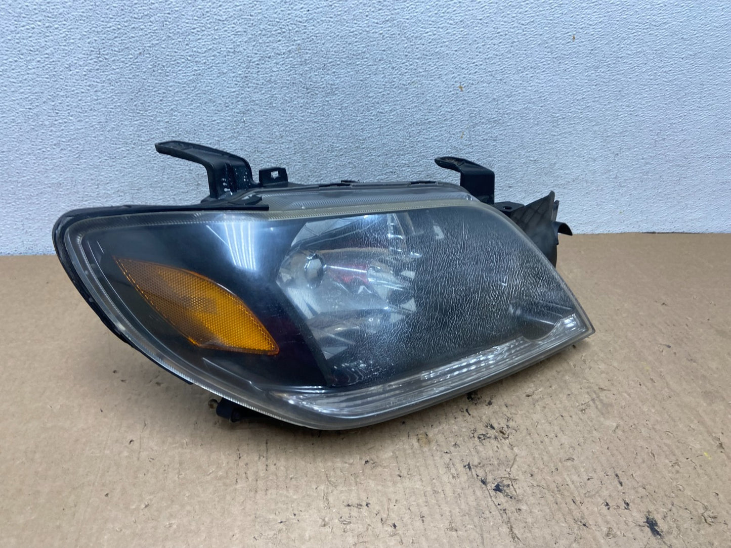 2003-2004 Mitsubishi Outlander Right Passenger Headlight AG3235 DW2