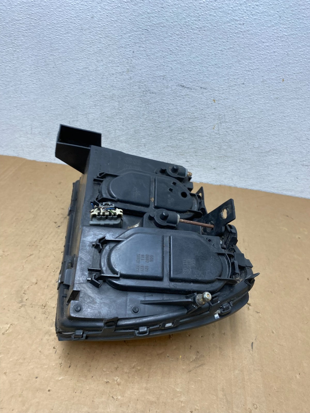 2000 to 2005 Cadillac Deville Right Passenger RH Side Headlight AD3228 DW6