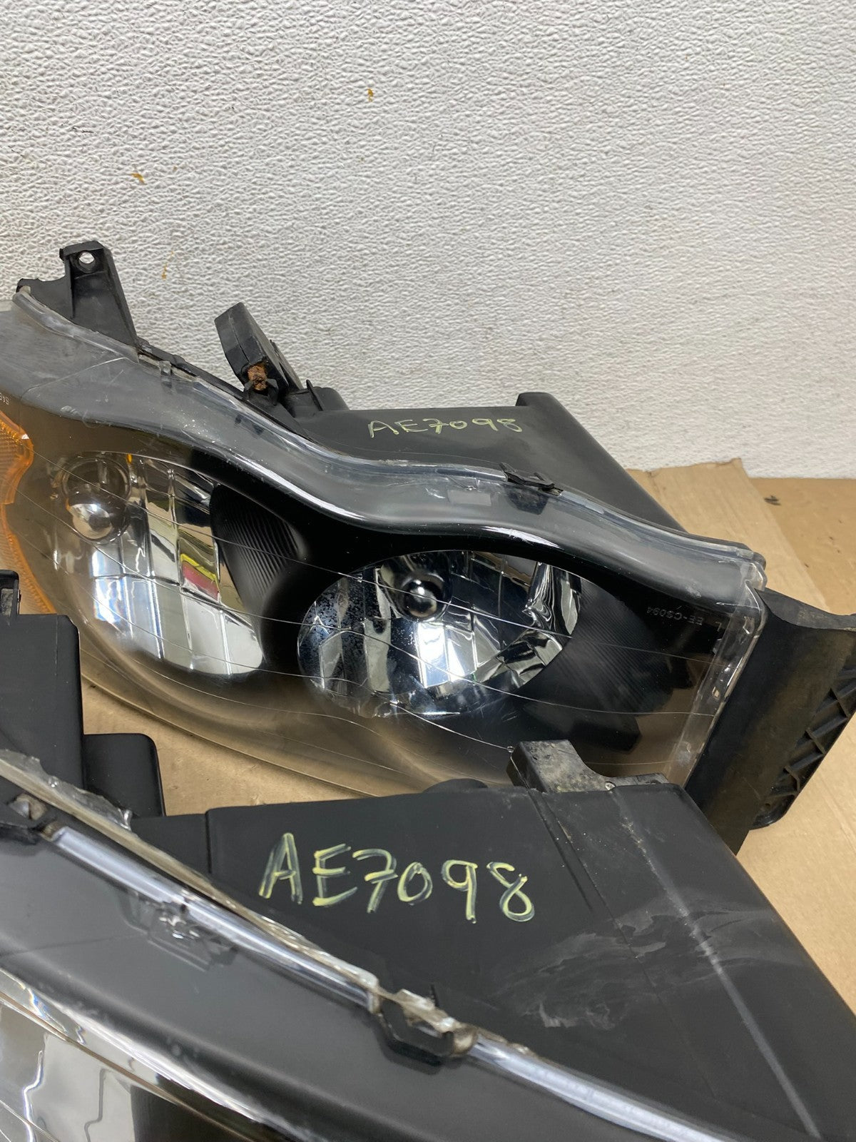 2002 to 2005 Dodge Ram Left+Right Side Halogen Headlights AE7098 DW11