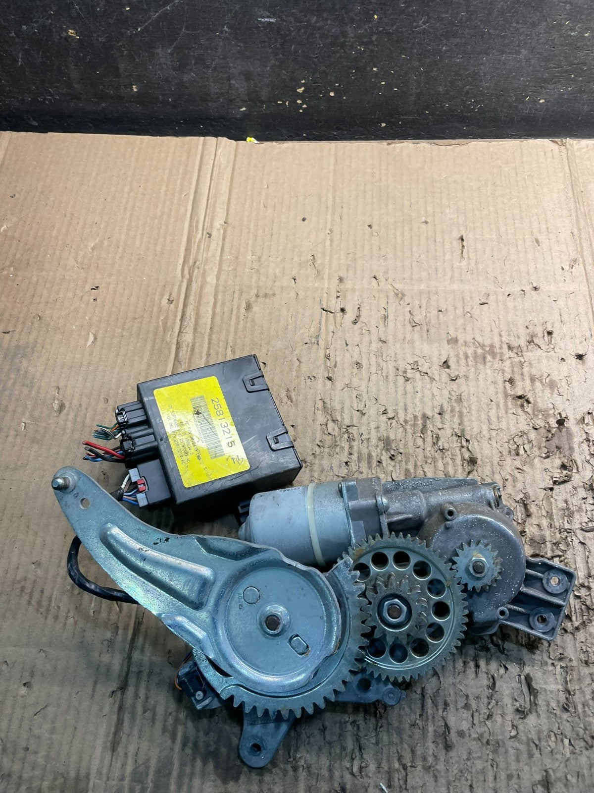 Cadillac Chevrolet Rear Trunk Liftgate Power Motor Actuator OEM Y0020 DG5