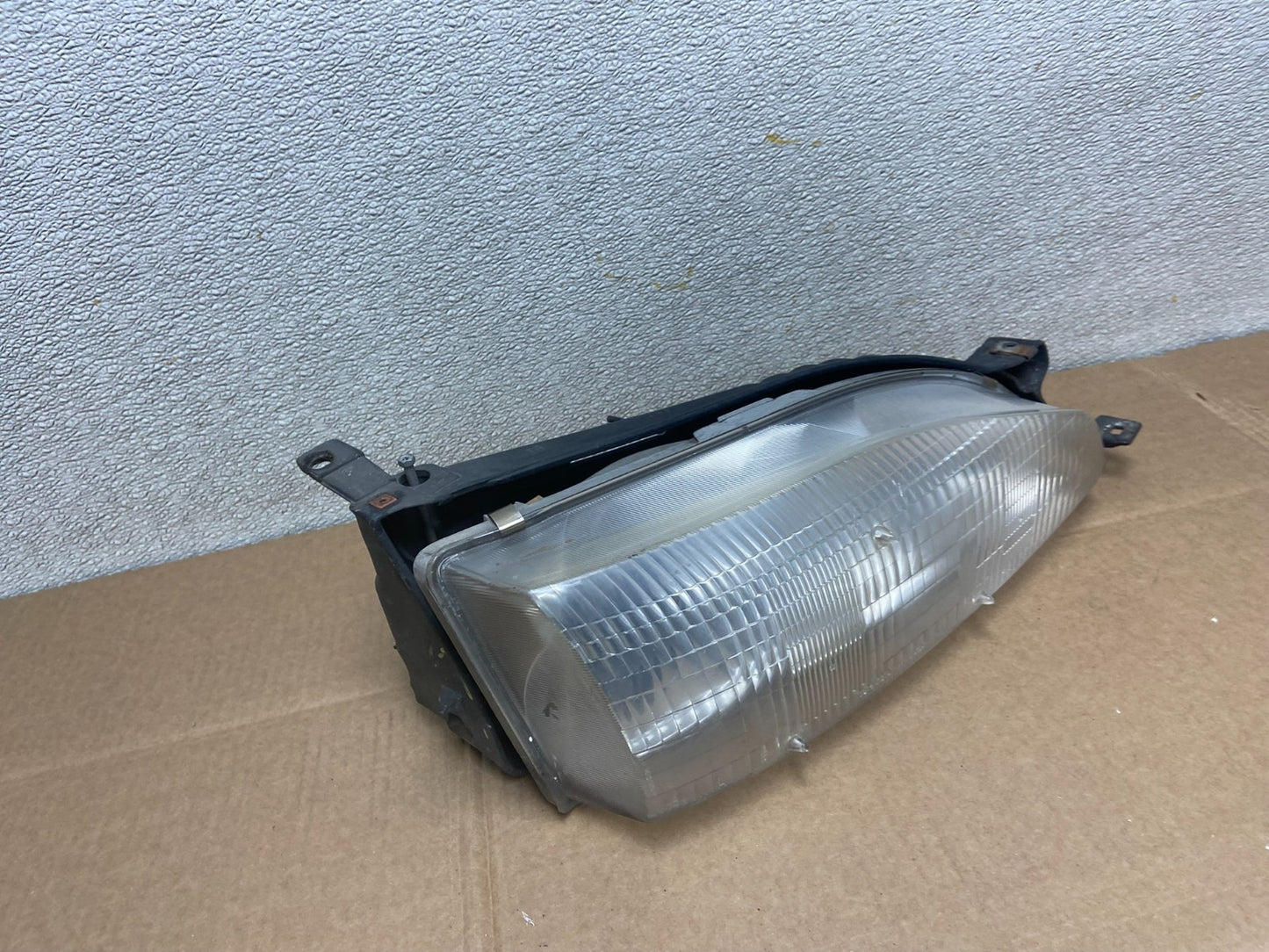 1995 to 1996 Toyota Camry Right Passenger RH Side Headlight OEM Y8365 DW2