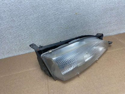 1995 to 1996 Toyota Camry Right Passenger RH Side Headlight OEM Y8365 DW2
