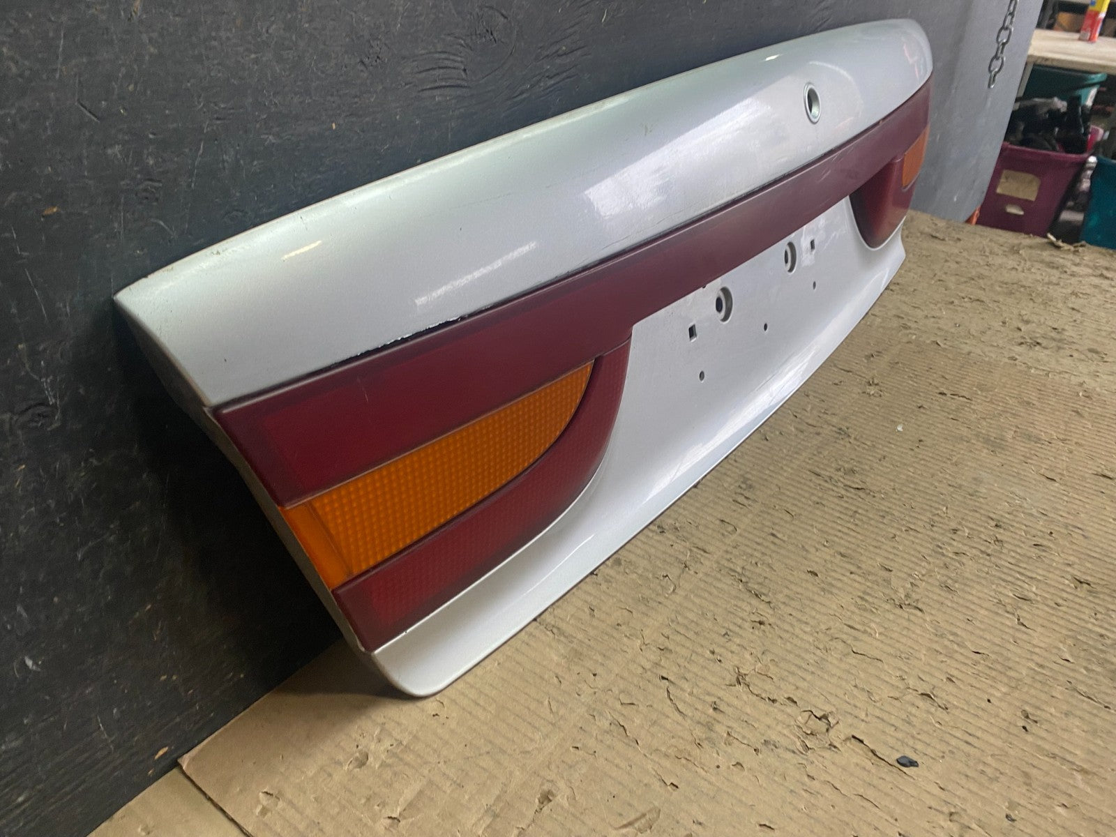 2000-2002 Saturn SL2 Sedan Center Tail Light Lid Trunk Rear Panel  V6799 DG2