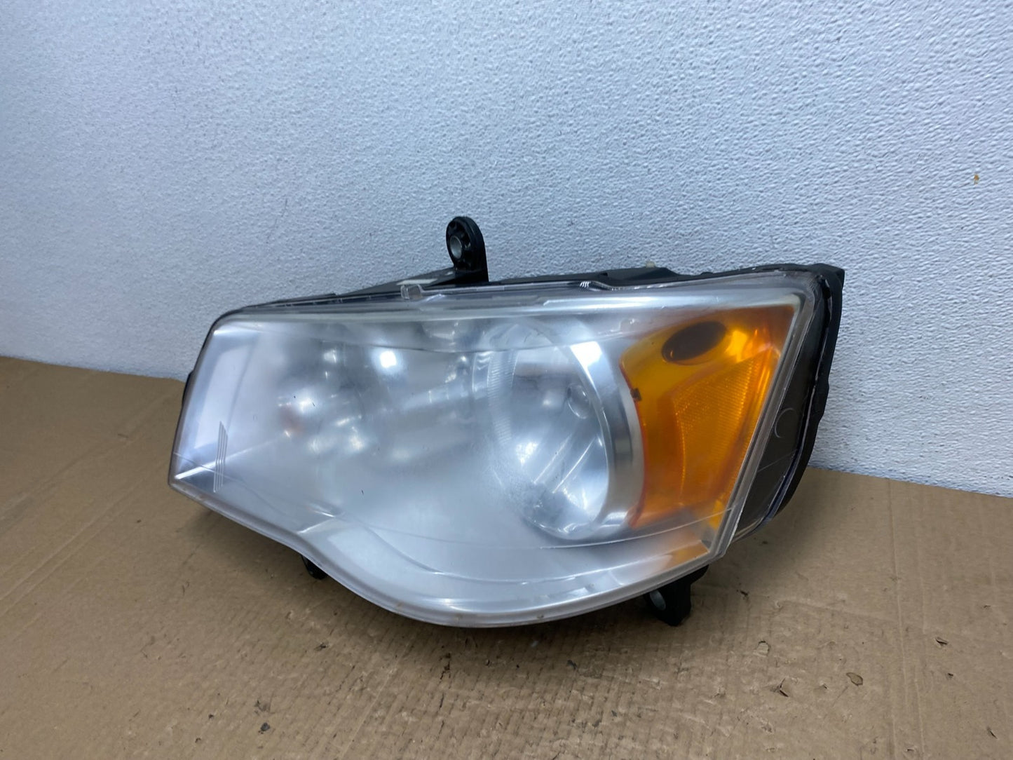 2008 to 2016 Chrysler Town and Country Left Driver Lh Side Headlight AC3903 DW1