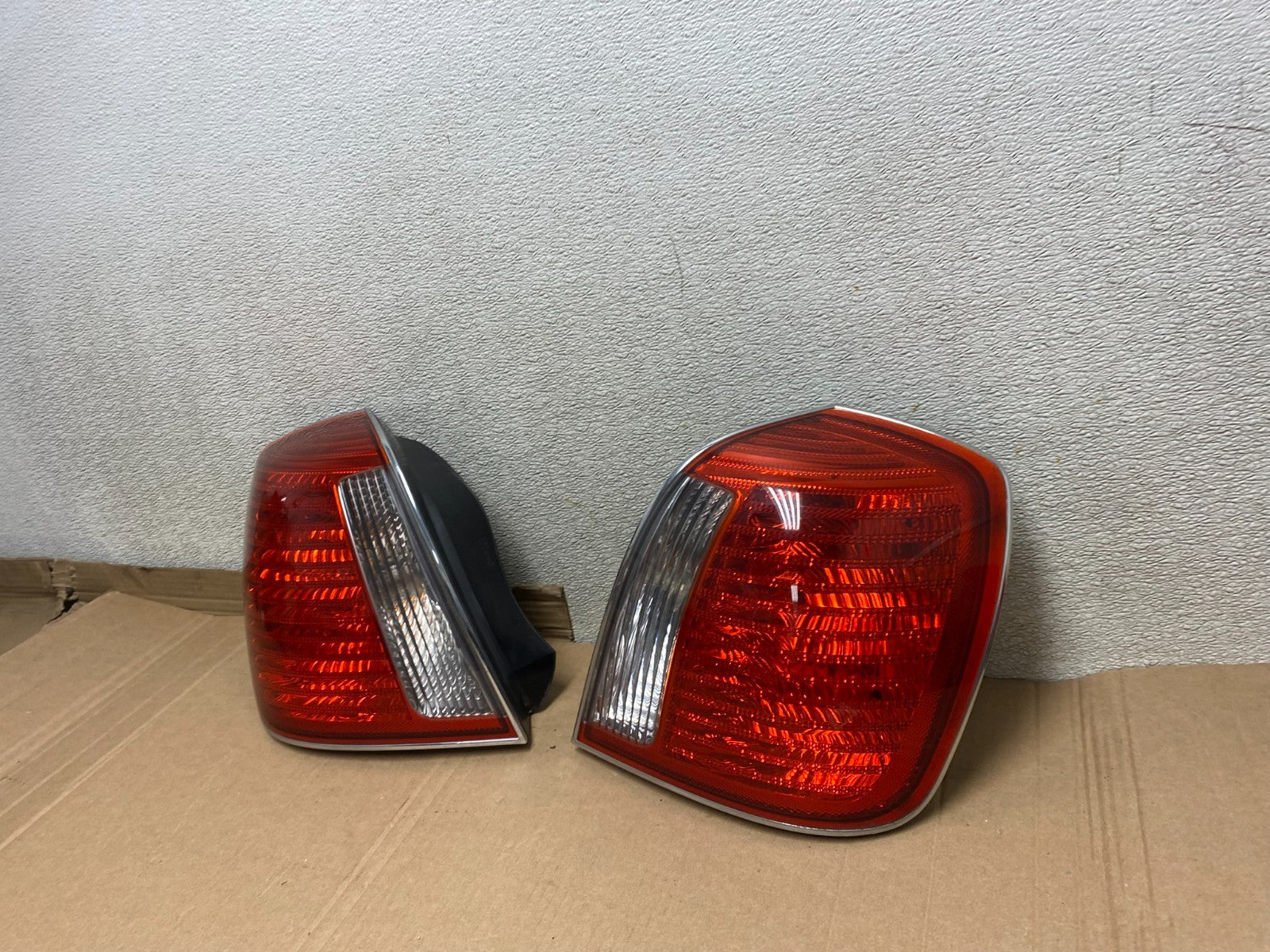 2004 2005 Hyundai XG350 XG Left+Right Tail Lights U6998 DW1