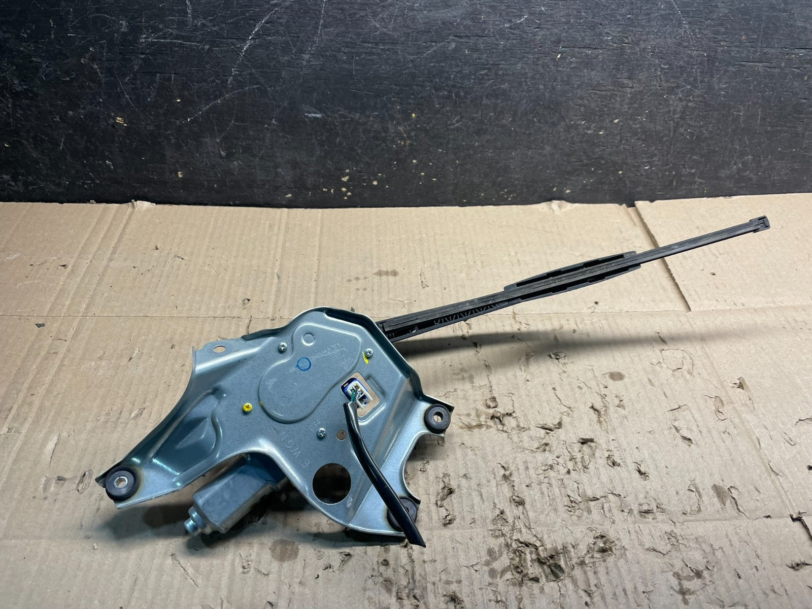 2010 to 2014 Subaru Legacy Outback Rear Windshield Wiper Motor x8311 DG5
