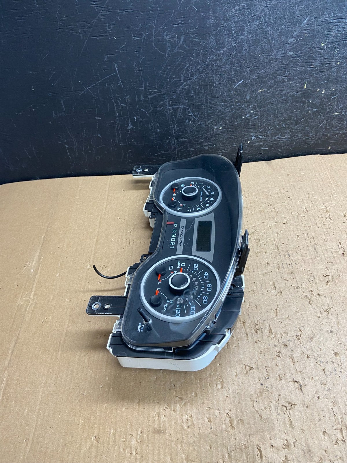 2005 2006 Ford Expedition Speedometer Instrument Gauge Cluster AE4299 DW2