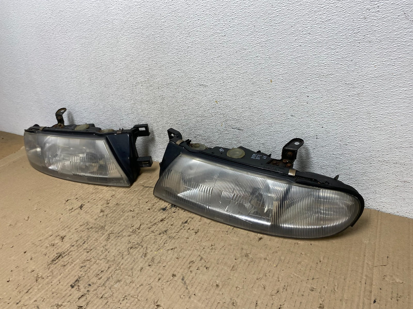 1993 to 1997 Nissan Altima Left+Right Side Set Halogen Headlights AF7256 DG1