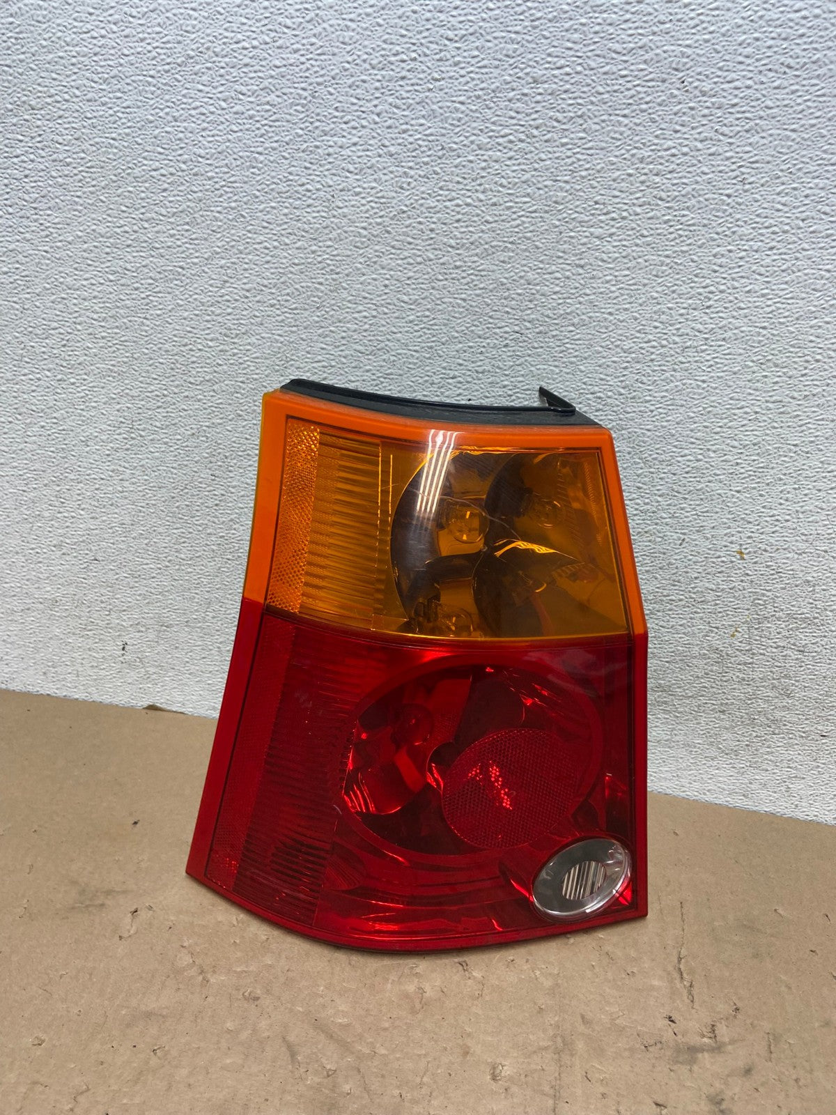 2004 2005 2006 Chrysler Pacifica Left Driver LH Tail Light AG5496 LK0