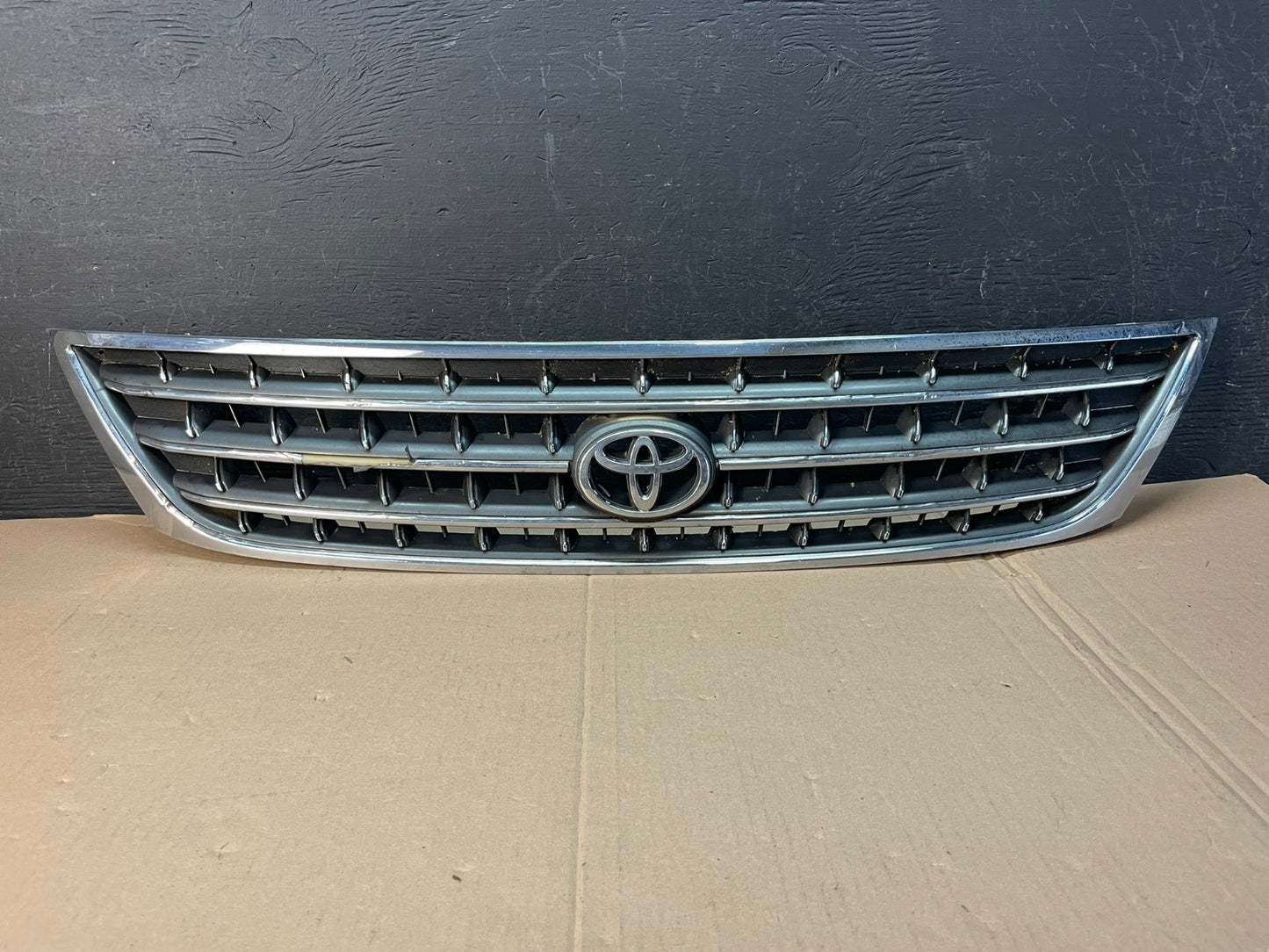2003 2004 Toyota Avalon Front Upper Grill Grille AD8361 DG0