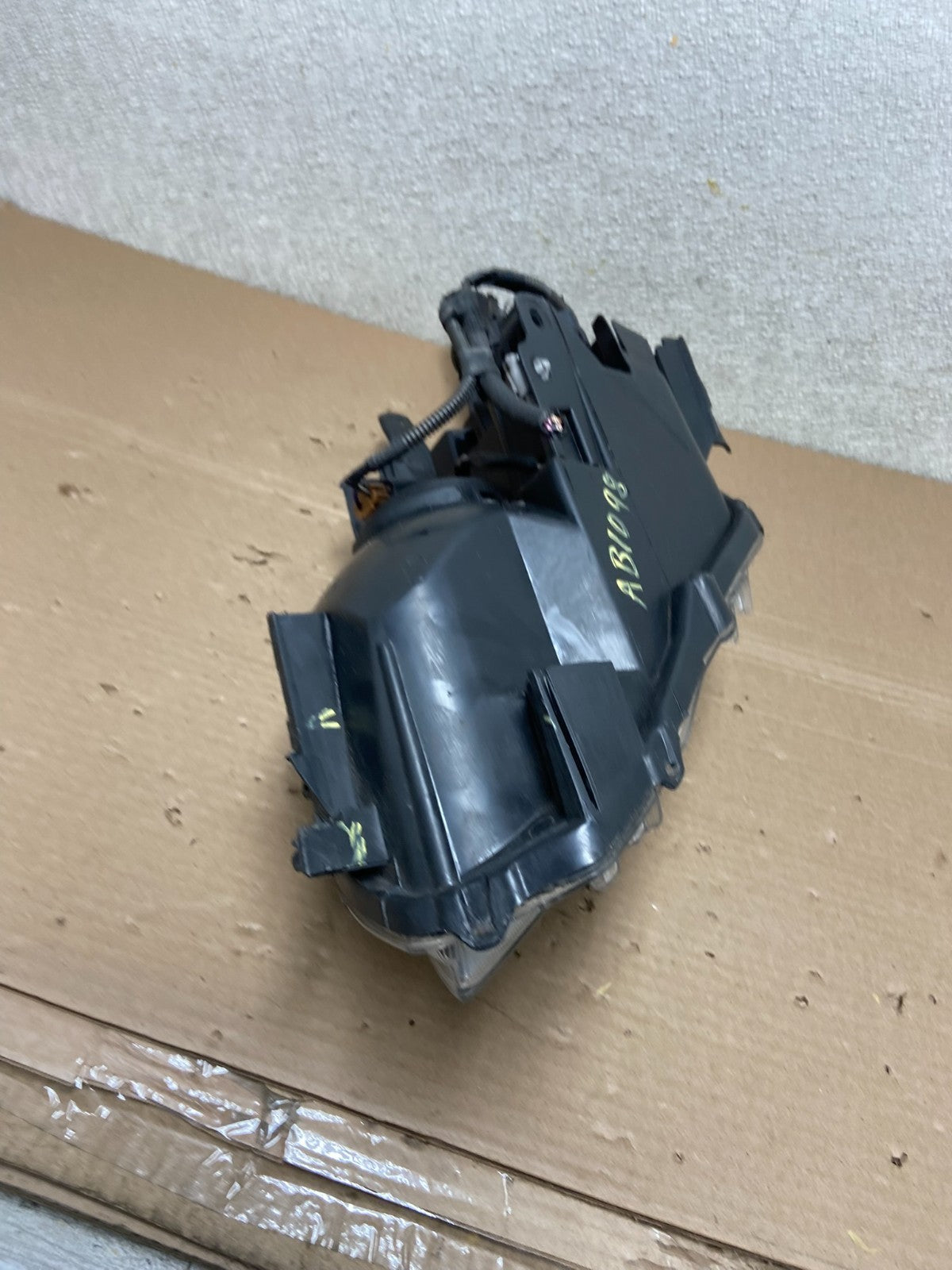 2010 - 2011 Toyota Prius Right Passenger Rh Halogen Headlight OEM AB1098 DW8