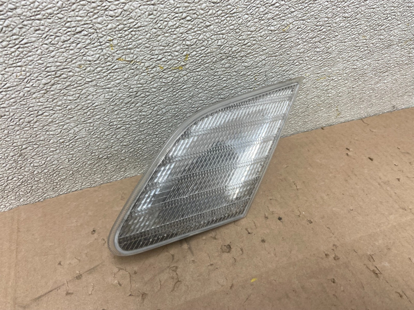 2000 2001 2002 Toyota Avalon Right Passenger Side Inner Tail Light Oem AA0530 DW2