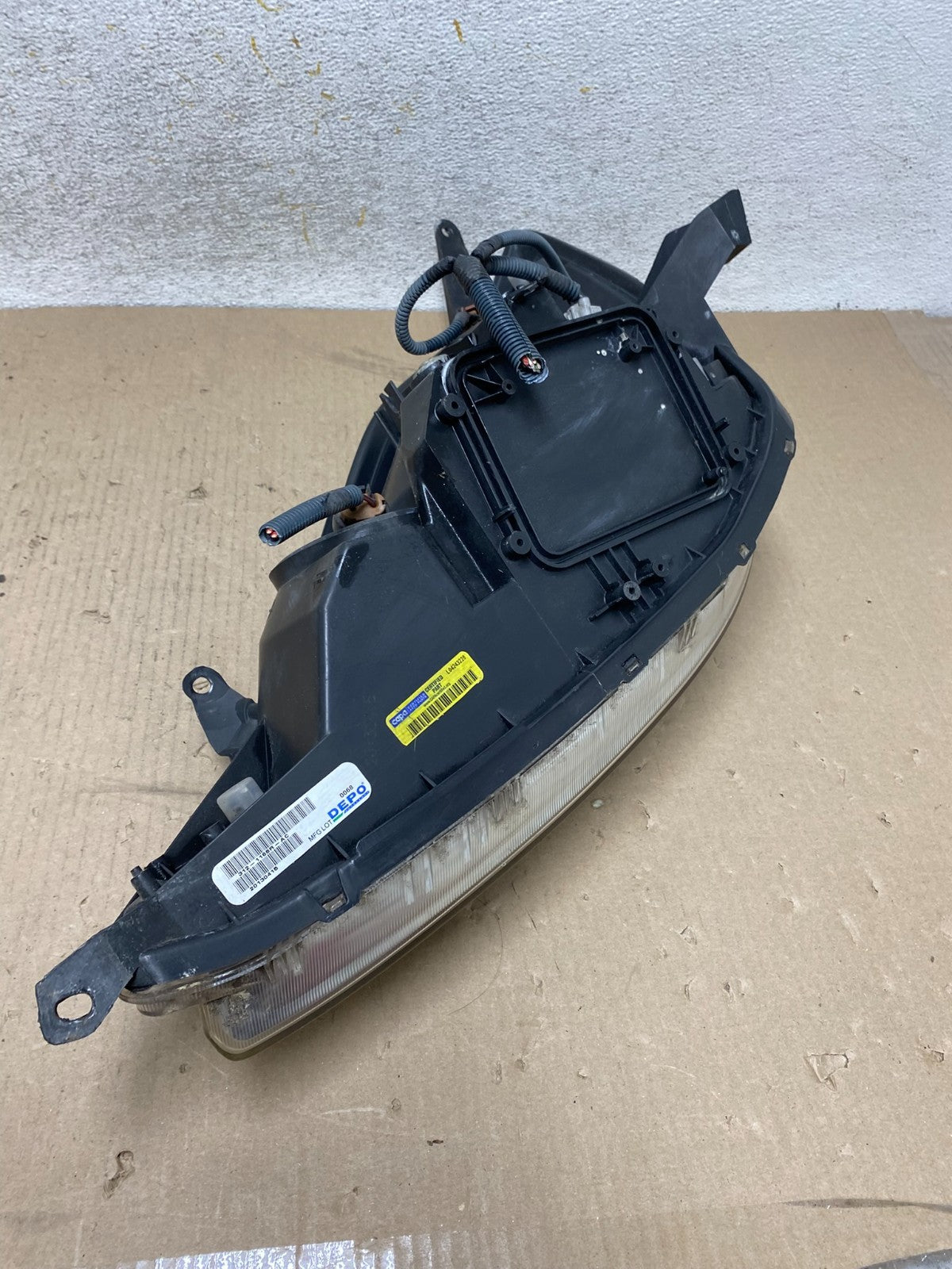 2004-2005 Toyota Sienna Right Passenger Halogen Headlight DEPO AH6794 DW7