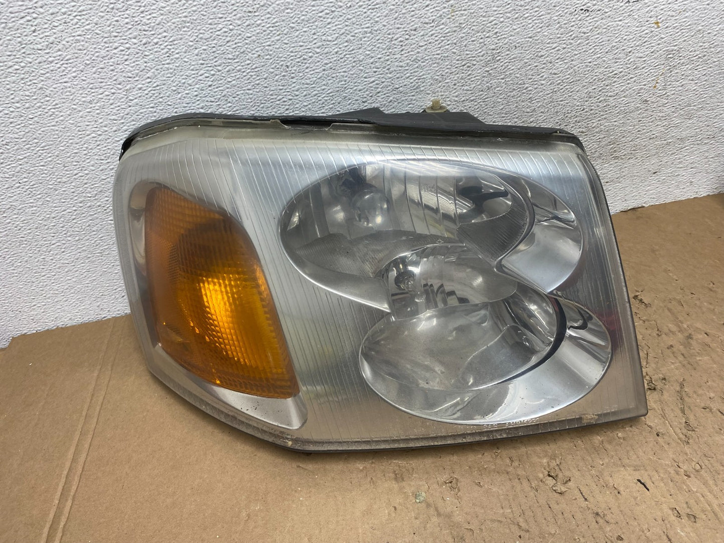 2002 to 2009 Gmc Envoy Right Passenger RH Side Headlight Halogen AD8157 DW0