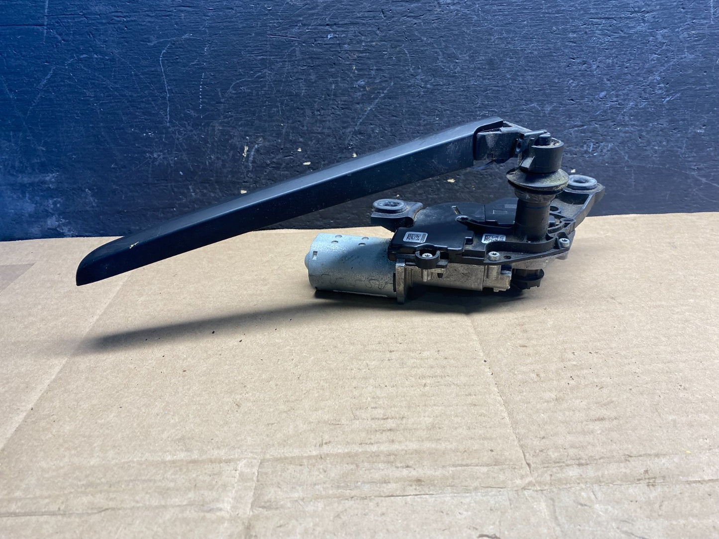 2017 to 2019 Audi Q7 Rear Windshield Washer Wiper Motor AE8243 DG3