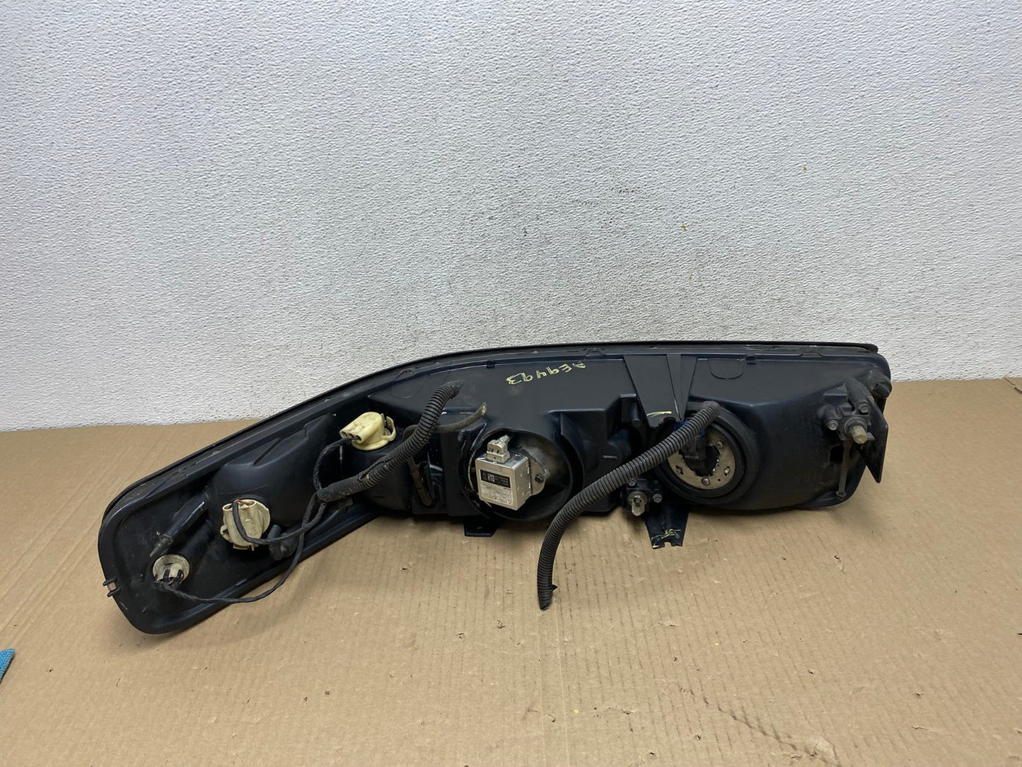 1998 to 2004 Cadillac Seville Right Passenger RH Side Headlight AE9493 LK7